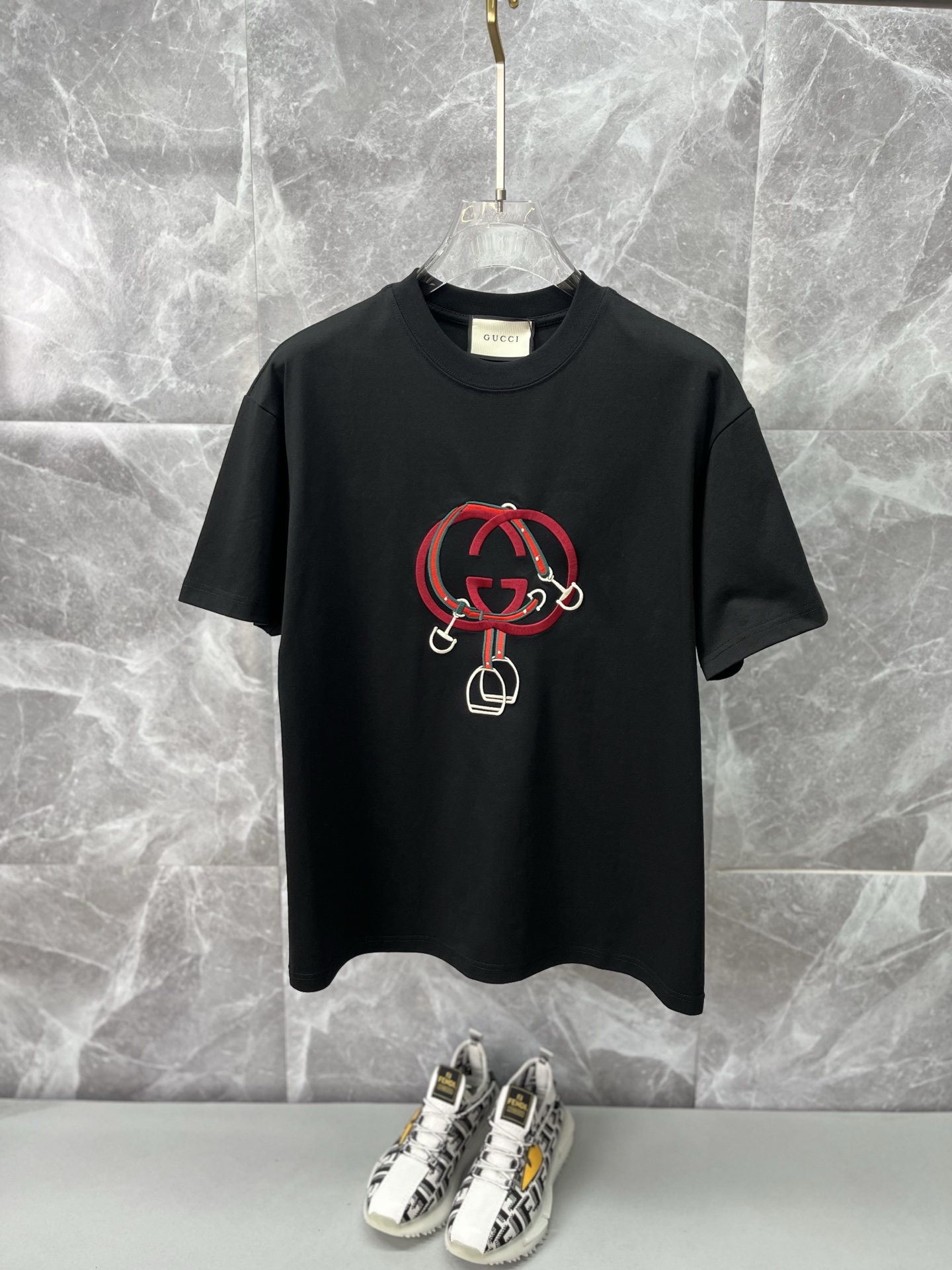 NO:837345,GUCCI Gucci  2026ss spring and summer high-quality couple's short-sleeved T-shirt [heavy industrial embroidery style] selects 280 grams of high-weight pure cotton fabric, handicraft grade, top-quality accessories, stitching work in line with quality requirements, super easy to match, off-shoulder style, quality and tailoring design are first-class, full of style, color matching is familiar and versatile. Size S-3XL, off-shoulder version, please state your height and weight when placing an order, gucci, T-shirt, tees, t-shirt,19860909GUCCI古奇 2026ss春夏高品质情侣款短袖T恤【重工刺绣款】甄选280克高克重纯棉面料,工艺品级别,辅料顶真,车线做工符合精品要求,超级好搭配,落肩款,品质及剪裁设计都堪称一流,型格十足,配色轻熟百搭.尺码S-3XL,落肩版型,下单报身高体重,,gucci,T-shirt,tees，t-shirt,,Men's clothing