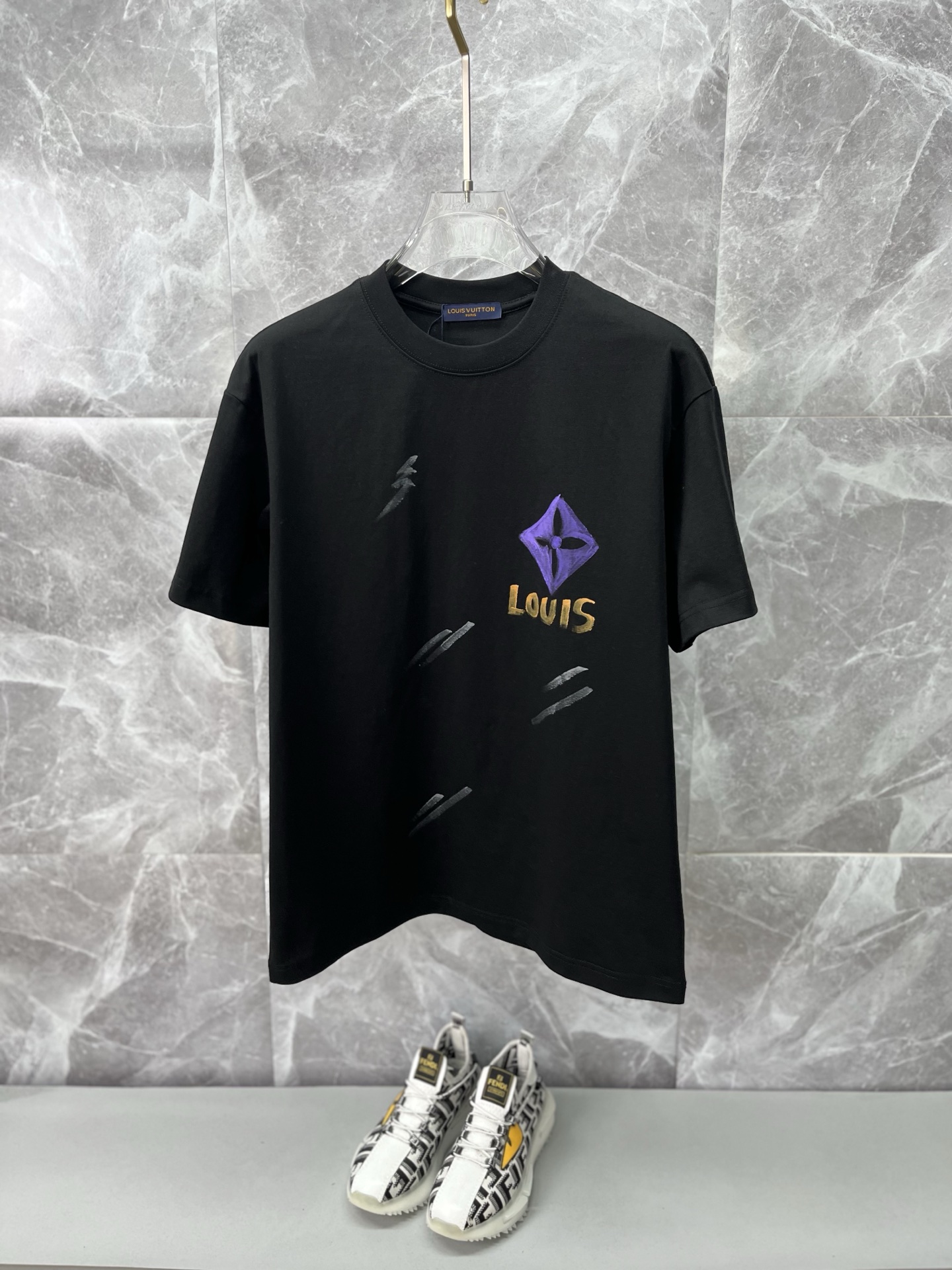 NO:837335,LV Louis Vuitton 2026ss spring and summer high-quality couple's short-sleeved T-shirt [hand-painted version] selects 280 grams of high-gram weight pure cotton fabric, handicraft grade, top-quality accessories, stitching meets quality requirements, super easy to match, dropped shoulder style, quality and tailoring design are first-class, full of style, color matching is light and versatile. Size S-3XL, dropped shoulder version, please state your height and weight when placing an order, louis vuitton, louis  vuitton,T-shirt,tees,t-shirt,19860909LV路易威登 2026ss春夏高品质情侣款短袖T恤【手绘款】甄选280克高克重纯棉面料,工艺品级别,辅料顶真,车线做工符合精品要求,超级好搭配,落肩款,品质及剪裁设计都堪称一流,型格十足,配色轻熟百搭.尺码S-3XL,落肩版型,下单报身高体重,,louis vuitton,louis vuitton,T-shirt,tees，t-shirt,,Men's clothing