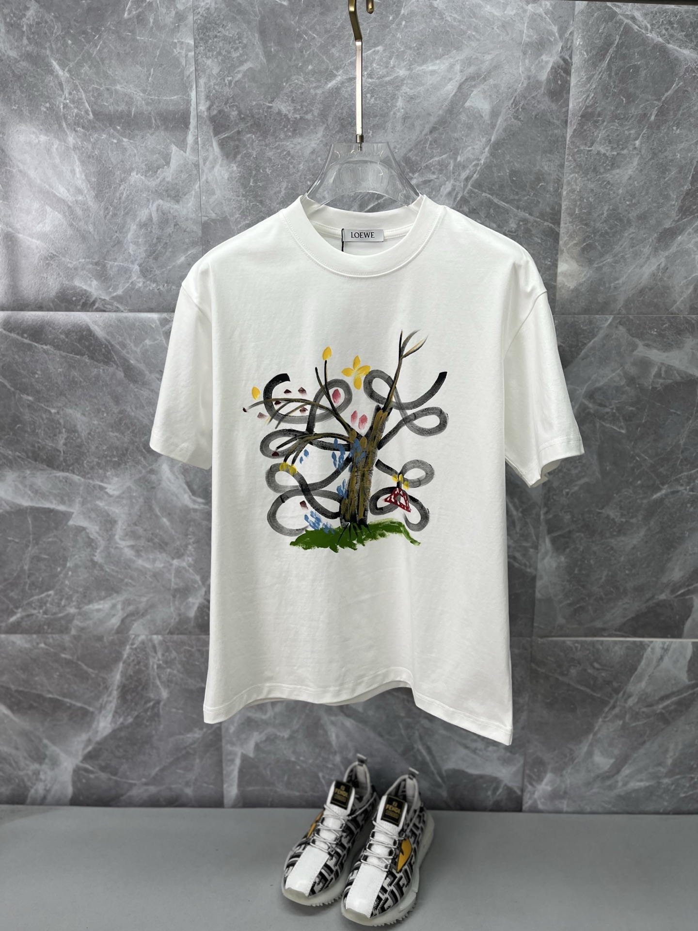 NO:837340,LOEWE Loewe  2026ss spring and summer high-quality couple short-sleeved T-shirt [hand-painted version] selects 280 grams of high-weight pure cotton fabric, handicraft grade, genuine accessories, stitching meets quality requirements, super easy to match, dropped shoulder style, quality and tailoring  The designs are all top-notch, full of style, and the colors are light and versatile. Sizes S-3XL, dropped shoulder version, please state your height and weight when placing an order, loewe, loewe, T-shirt, tees, t-shirt,19860909LOEWE罗意威 2026ss春夏高品质情侣款短袖T恤【手绘款】甄选280克高克重纯棉面料,工艺品级别,辅料顶真,车线做工符合精品要求,超级好搭配,落肩款,品质及剪裁设计都堪称一流,型格十足,配色轻熟百搭.尺码S-3XL,落肩版型,下单报身高体重,,loewe,loewe,T-shirt,tees，t-shirt,,Men's clothing