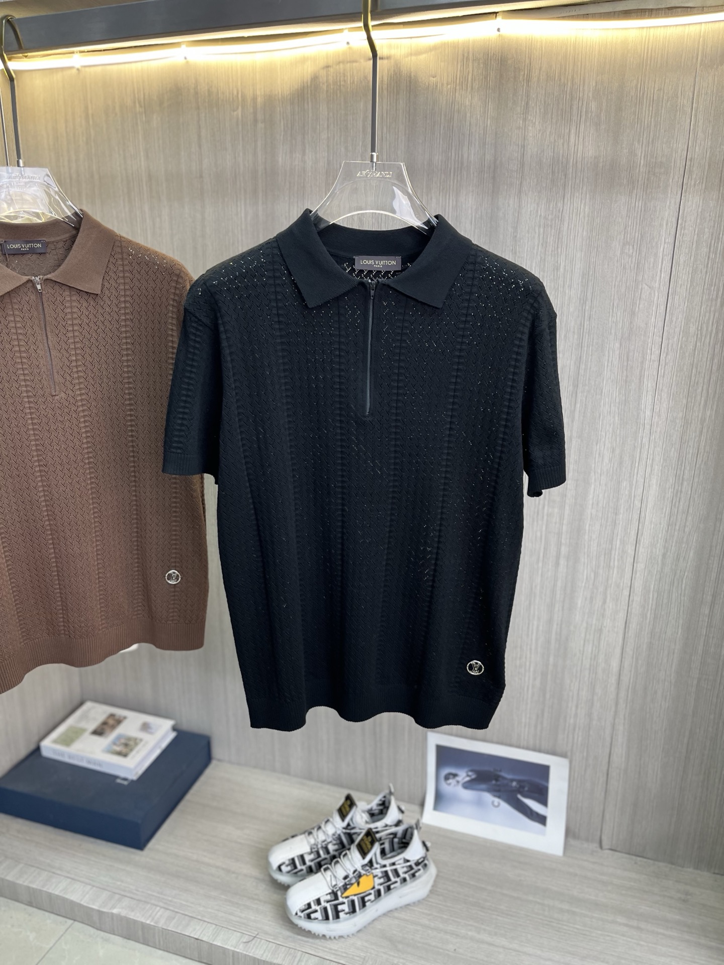 NO:860573,LV Louis Vuitton 2026 spring and summer lapel polo small zipper sweater, true [old money style] highly breathable Tencel fabric, comfortable and not stuffy to wear in summer, crisp and stylish, small logo and heavy craftsmanship, simple and not simple, high-end Tencel sweater short-sleeved, solid color and simple, fashionable yet luxurious, quality is beyond doubt, the upper body effect is great, size M-2XL, shipped next day,, louis vuitton, louis  vuitton,T-shirt,19860909LV路易威登 2026春夏款翻领polo小拉链针织衫,真正【老钱风】甄选高度透气天丝面料,夏季穿着舒服不闷热,版型挺括有型,小logo重工艺搭配简约不简单,高端级天丝羊毛衫短袖 纯色简约 时尚不失奢华 品质毋庸置疑 上身效果超赞,尺码M-2XL,隔天出货,,louis vuitton,louis vuitton,T-shirt,,Men's clothing