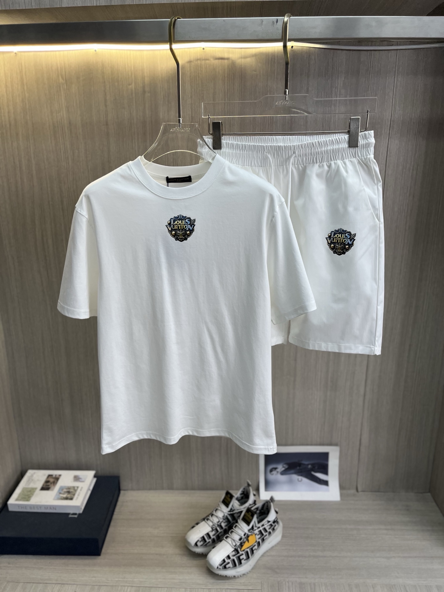 NO:947201,LV Louis Vuitton's latest 2026ss spring and summer refreshing mercerized short-sleeved quick-drying shorts set is now available!  !  The tops are made of mercerized fabrics, and the shorts are made of quick-drying breathable fabrics. The upper body is comfortable yet wide. High-definition printing and flocking are combined with multiple techniques, and the workmanship is fine. The upper body of the fabric is comfortable and versatile for outdoor leisure. (The tops and shorts can be sold separately) Size M-3XL, shipped next day, louis vuitton, louis vuitton, shorts, T-shirt,19860909LV路易威登 2026ss春夏最新款清爽型丝光短袖速干短裤套装出货啦！！ 上衣精选丝光面料,短裤精选速干透气面料,上身舒适不失挺阔 高清印花、植绒多工艺结合,做工走线精细 面料上身舒适 户外休闲多场合百搭.（上衣短裤可拆卖）码数M-3XL,隔天出货,,louis vuitton,louis vuitton,shorts,T-shirt,,Men's clothing