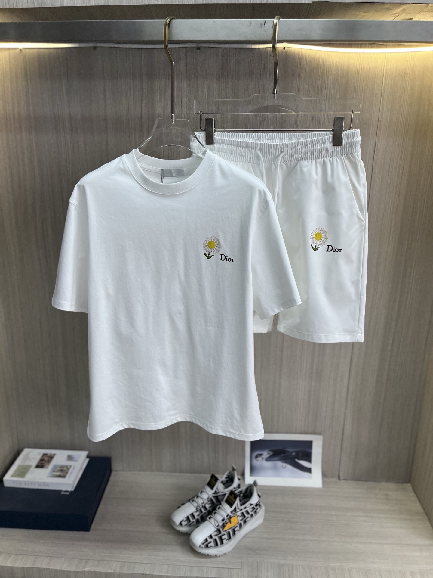 NO:947209,DIOR Dior's latest 2026ss spring and summer refreshing mercerized short-sleeved quick-drying shorts set is now available!  !  The tops are made of mercerized fabrics, and the shorts are made of quick-drying breathable fabrics. The upper body is comfortable yet wide. High-definition printing and flocking are combined with multiple techniques, and the workmanship is fine. The fabrics are comfortable on the upper body and can be worn in many occasions for outdoor leisure. (The tops and shorts can be sold separately) Size M-3XL, shipped next day, dior, dior, shorts, T-shirt,19860909DIOR迪奥 2026ss春夏最新款清爽型丝光短袖速干短裤套装出货啦！！ 上衣精选丝光面料,短裤精选速干透气面料,上身舒适不失挺阔 高清印花、植绒多工艺结合,做工走线精细 面料上身舒适 户外休闲多场合百搭.（上衣短裤可拆卖）码数M-3XL,隔天出货,,dior,dior,shorts,T-shirt,,Men's clothing