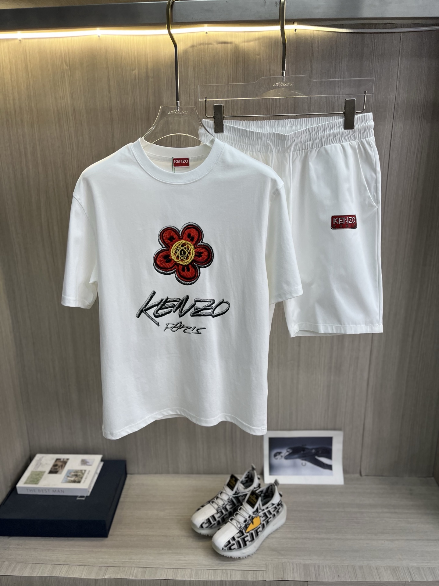 NO:947217,KENZO Kenzo's latest 2026ss spring and summer refreshing mercerized short-sleeved quick-drying shorts set is now available!  !  The tops are made of mercerized fabrics, and the shorts are made of quick-drying breathable fabrics. The upper body is comfortable but still wide. High-definition printing and flocking are combined with multiple techniques, and the workmanship is fine. The fabrics are comfortable on the upper body and are versatile for outdoor leisure. (The tops and shorts can be sold separately) Size M-3XL, shipped next day, shorts, T-shirt,19860909KENZO高田贤三 2026ss春夏最新款清爽型丝光短袖速干短裤套装出货啦！！ 上衣精选丝光面料,短裤精选速干透气面料,上身舒适不失挺阔 高清印花、植绒多工艺结合,做工走线精细 面料上身舒适 户外休闲多场合百搭.（上衣短裤可拆卖）码数M-3XL,隔天出货,,shorts,T-shirt,,Men's clothing