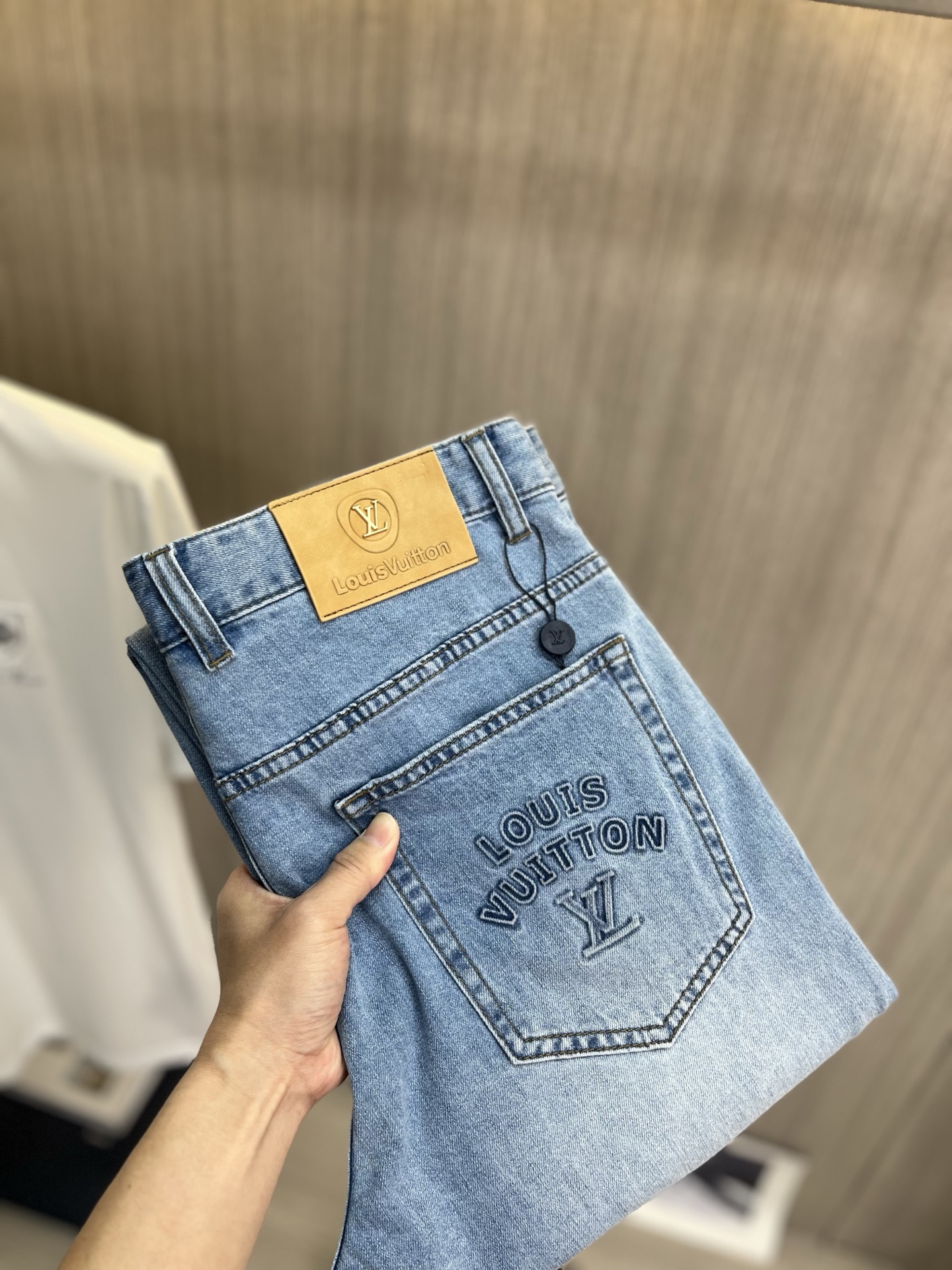 NO:839069,LV Louis Vuitton high-end small expensive jeans 2026ss new men's jeans trousers, small straight, micro-elastic, slimming, perfect details, high-quality hardware and accessories, fine workmanship, complete three standards, code number 30-40,,louis vuitton,louis vuitton,jeans,19860909LV路易威登 高端小贵牛仔裤 2026ss新款男士牛仔裤长裤 小直筒 微弹力显瘦修身,细节完美,五金辅料精选高等品质,做功精细,三标齐全 码数30-40,,louis vuitton,louis vuitton,jeans,,Men's clothing