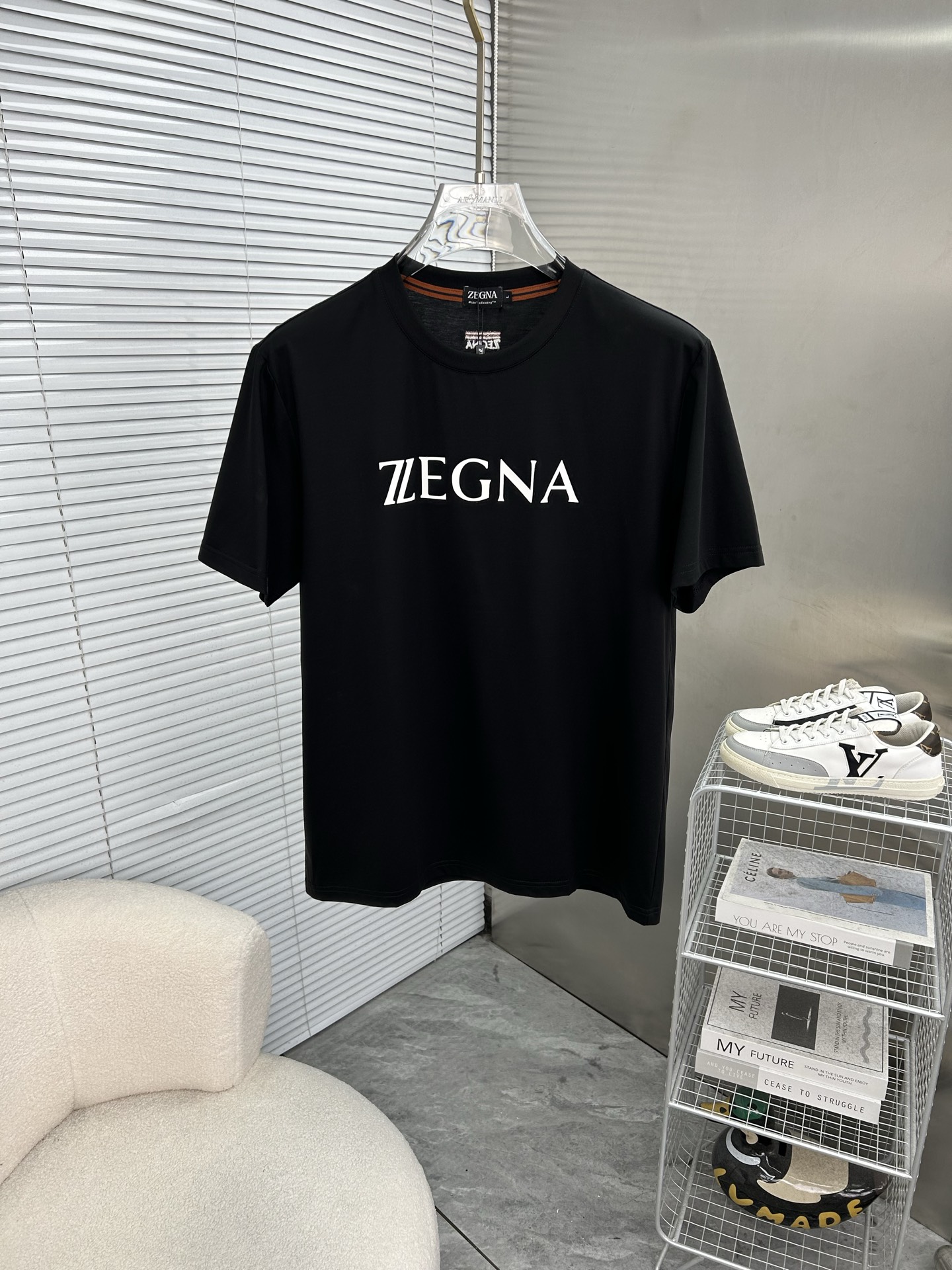 NO:839103,ZEGNA Givenchy's new spring and summer debut counter, the latest short-sleeved round-neck T-shirt, high-end custom design, avant-garde and fashionable!  The brand logo is designed with heavy craftsmanship. High-end customized mercerized long-staple cotton fabric. Soft to the touch. Comfortable to wear. Exquisite stitching at the counter level. Fine workmanship. The upper body effect is incomparably handsome!  A must-have item for a stylish man!  Size M-3XL,,givenchy,T-shirt,tees,t-shirt,19860909ZEGNA纪梵希 春夏新款首发专柜最新款短袖圆领T恤 高端订制 设计前卫时尚！品牌logo重工艺设计 高端定制丝光长绒棉面料.手感柔软.穿着舒适.专柜级别精致车线.做工精细.上身效果无敌帅气！型男必备单品！码数M-3XL,,givenchy,T-shirt,tees，t-shirt,,Men's clothing