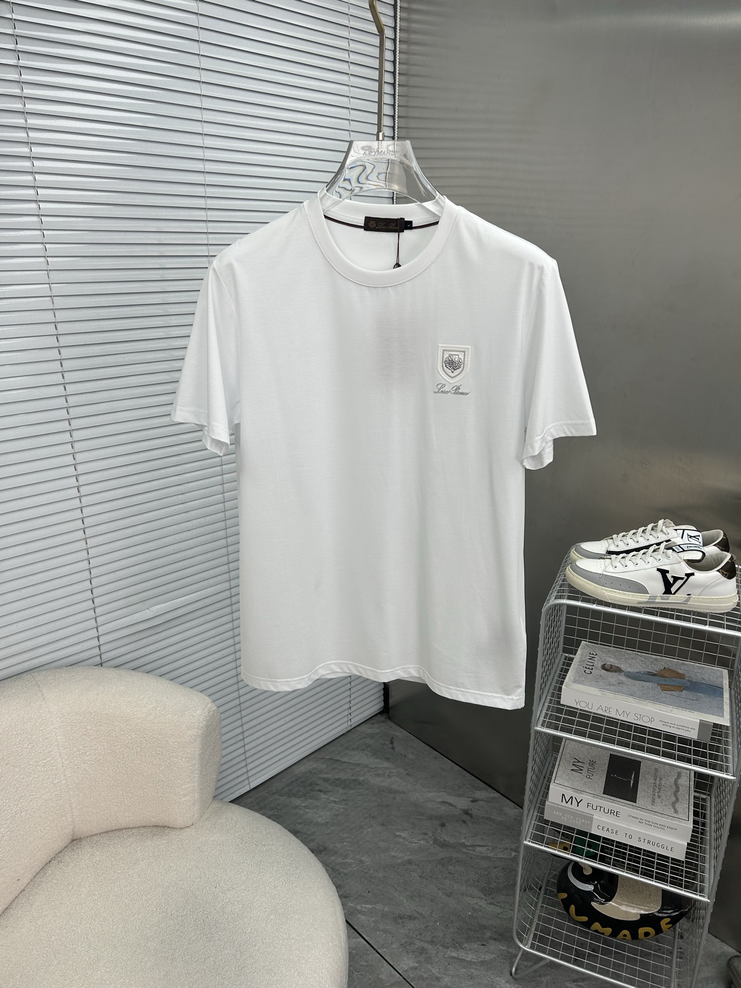 NO:839111,LP Nuoyoupanya's new spring and summer debut counter, the latest short-sleeved round-neck T-shirt, high-end customization, avant-garde and fashionable design!  The brand logo is designed with heavy craftsmanship. High-end customized mercerized long-staple cotton fabric. Soft to the touch. Comfortable to wear. Exquisite stitching at the counter level. Fine workmanship. The upper body effect is incomparably handsome!  A must-have item for a stylish man!  Size M-3XL,,loro piana,T-shirt,tees,t-shirt,19860909LP诺悠翩雅 春夏新款首发专柜最新款短袖圆领T恤 高端订制 设计前卫时尚！品牌logo重工艺设计 高端定制丝光长绒棉面料.手感柔软.穿着舒适.专柜级别精致车线.做工精细.上身效果无敌帅气！型男必备单品！码数M-3XL,,loro piana,T-shirt,tees，t-shirt,,Men's clothing