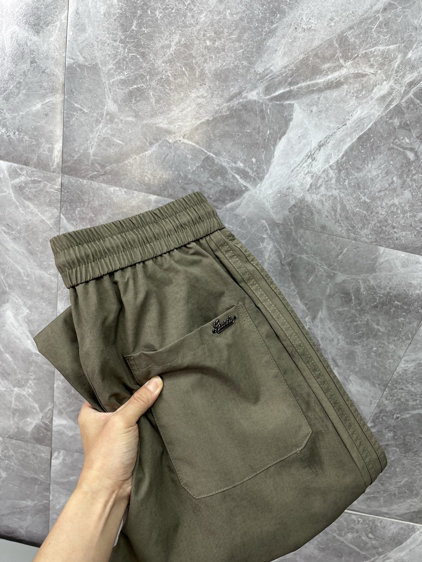 NO:855462,GUCCI Gucci 26ss summer new men's casual workwear casual trousers, scimitar wide-legged straight version, American retro [three complete standards] advanced customized summer-specific technical breathable fabric, high breathability and comfort, impeccable details, customized development of accessories, what you see is what you get, reflecting high quality. It feels delicate and soft!  Three-dimensional cutting, simple and fashionable, and the upper body shape is awesome!  Size M-4XL (shipped next day),,gucci,19860909GUCCI古奇 26ss夏季新款男士休闲工装休闲裤长裤 弯刀阔腿直筒版型 美式复古【三标齐全】高级定制夏季专用科技透气面料 透气舒适度高,细节无可挑剔,辅料定制开发,所见即所得,体现高品质.手感细腻柔软！立体裁剪,简单时尚,上身版型超赞！码数M-4XL（隔天出货）,,gucci,,Men's clothing