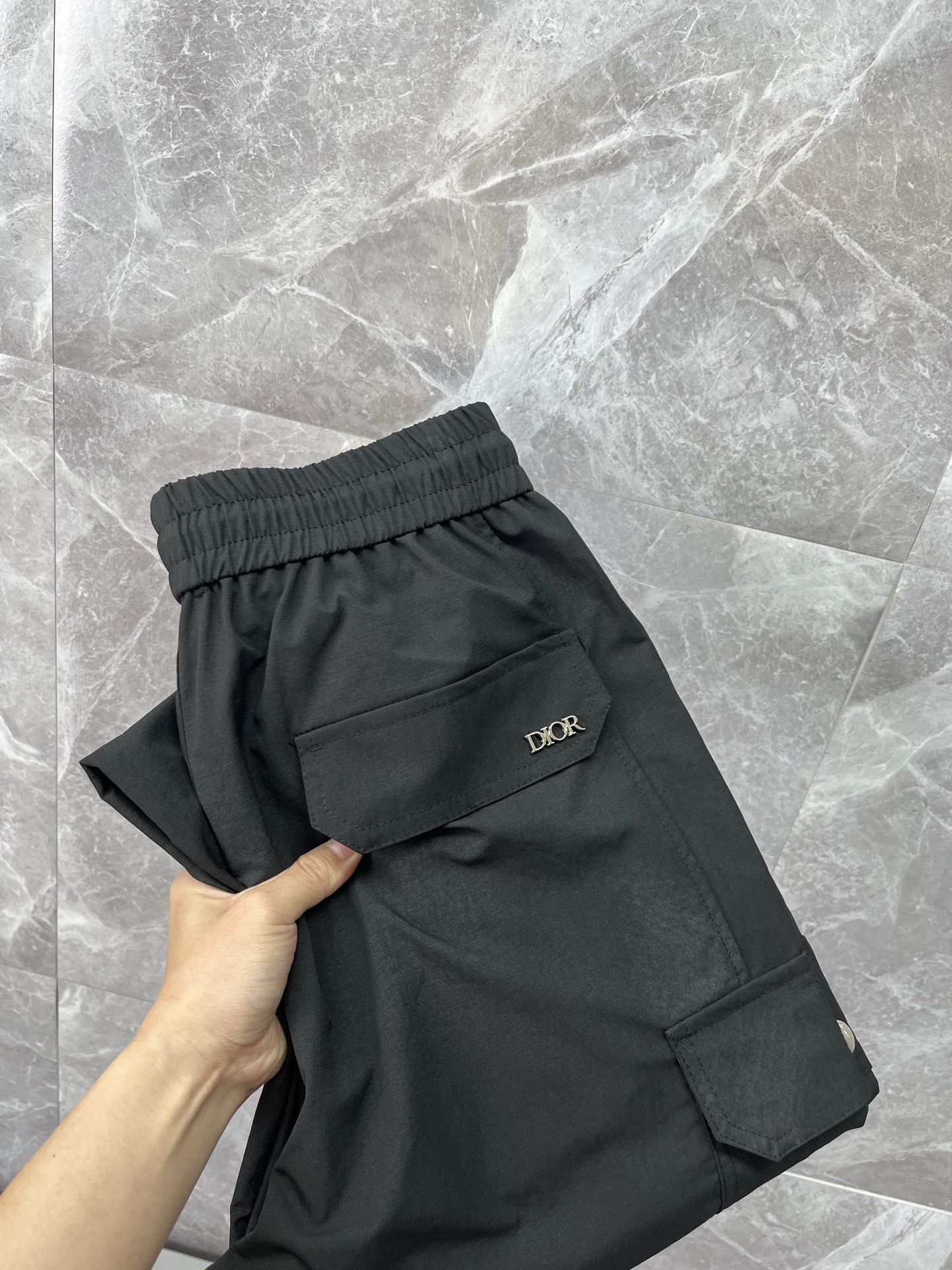 NO:855469,DIOR Dior 26ss summer new men's casual workwear casual trousers, scimitar wide-legged straight version, American retro [three complete standards] advanced customized summer-specific technical breathable fabric, high breathability and comfort, impeccable details, customized development of accessories, what you see is what you get, reflecting high quality. It feels delicate and soft!  Three-dimensional cutting, simple and fashionable, and the upper body shape is awesome!  Size M-4XL (shipped next day),,dior,dior,19860909DIOR迪奥 26ss夏季新款男士休闲工装休闲裤长裤 弯刀阔腿直筒版型 美式复古【三标齐全】高级定制夏季专用科技透气面料 透气舒适度高,细节无可挑剔,辅料定制开发,所见即所得,体现高品质.手感细腻柔软！立体裁剪,简单时尚,上身版型超赞！码数M-4XL（隔天出货）,,dior,dior,,Men's clothing