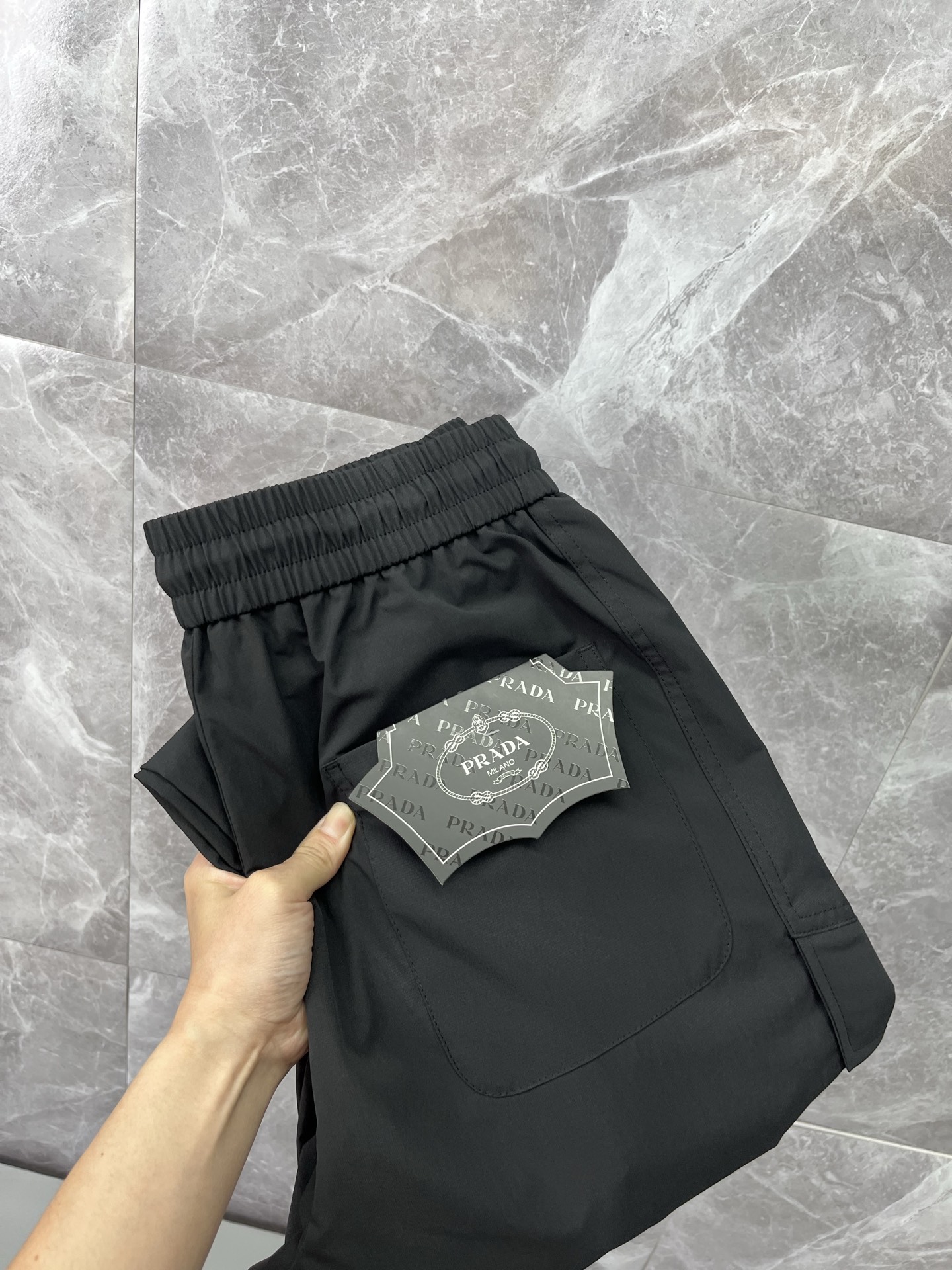 NO:855477,PRADA 26ss summer new men's casual workwear casual trousers, scimitar wide-leg straight version, American retro [three complete standards] advanced customized summer-specific technical breathable fabric, high breathability and comfort, impeccable details, customized development of accessories, what you see is what you get, reflecting high quality. It feels delicate and soft!  Three-dimensional cutting, simple and fashionable, and the upper body shape is awesome!  Size M-4XL (shipped next day),, prada, prada,19860909PRADA普拉达 26ss夏季新款男士休闲工装休闲裤长裤 弯刀阔腿直筒版型 美式复古【三标齐全】高级定制夏季专用科技透气面料 透气舒适度高,细节无可挑剔,辅料定制开发,所见即所得,体现高品质.手感细腻柔软！立体裁剪,简单时尚,上身版型超赞！码数M-4XL（隔天出货）,,prada,prada,,Men's clothing