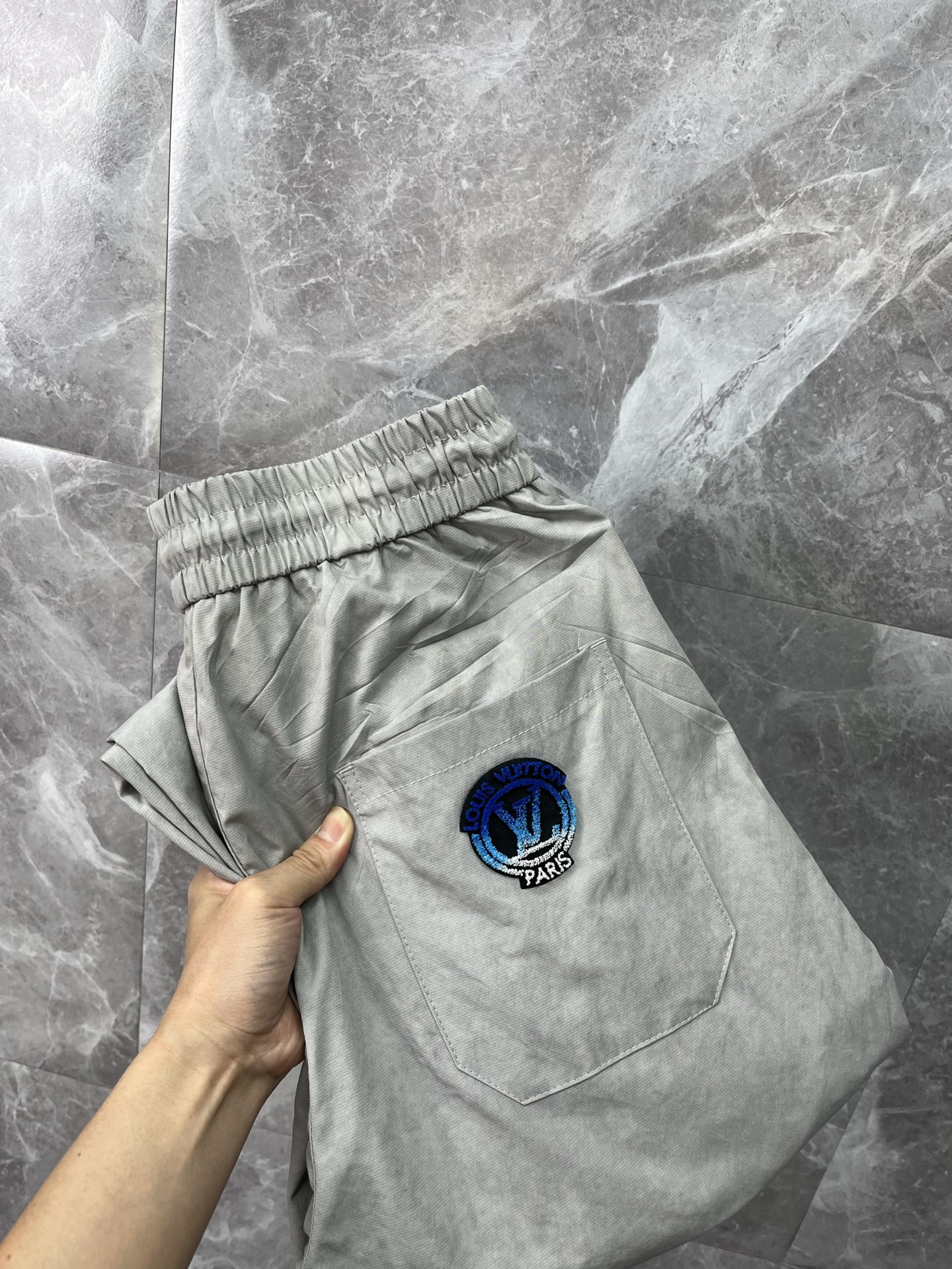 NO:855485,LV Louis Vuitton 26ss summer new men's casual workwear casual trousers, scimitar wide-legged straight version, American retro [three complete standards] advanced customized summer-specific technical breathable fabric, high breathability and comfort, impeccable details, customized development of accessories, what you see is what you get, reflecting high quality. It feels delicate and soft!  Three-dimensional cutting, simple and fashionable, and the upper body shape is awesome!  Size M-4XL (shipped next day),,louis vuitton,louis vuitton,19860909LV路易威登 26ss夏季新款男士休闲工装休闲裤长裤 弯刀阔腿直筒版型 美式复古【三标齐全】高级定制夏季专用科技透气面料 透气舒适度高,细节无可挑剔,辅料定制开发,所见即所得,体现高品质.手感细腻柔软！立体裁剪,简单时尚,上身版型超赞！码数M-4XL（隔天出货）,,louis vuitton,louis vuitton,,Men's clothing