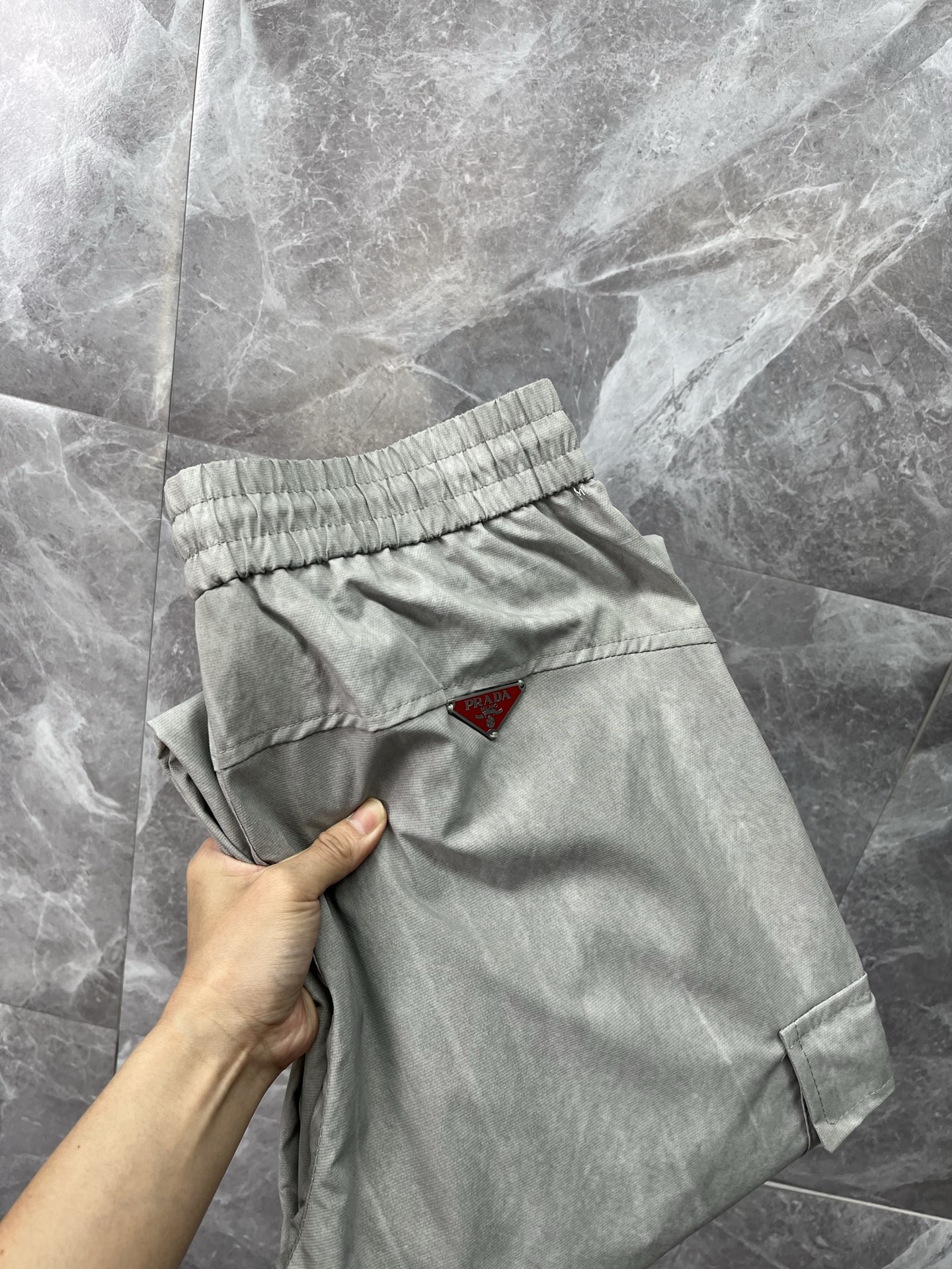 NO:855501,PRADA 26ss summer new men's casual workwear casual trousers, scimitar wide-leg straight version, American retro [three complete standards] advanced customized summer-specific technical breathable fabric, high breathability and comfort, impeccable details, customized development of accessories, what you see is what you get, reflecting high quality. It feels delicate and soft!  Three-dimensional cutting, simple and fashionable, and the upper body shape is awesome!  Size M-4XL (shipped next day),, prada, prada,19860909PRADA普拉达 26ss夏季新款男士休闲工装休闲裤长裤 弯刀阔腿直筒版型 美式复古【三标齐全】高级定制夏季专用科技透气面料 透气舒适度高,细节无可挑剔,辅料定制开发,所见即所得,体现高品质.手感细腻柔软！立体裁剪,简单时尚,上身版型超赞！码数M-4XL（隔天出货）,,prada,prada,,Men's clothing