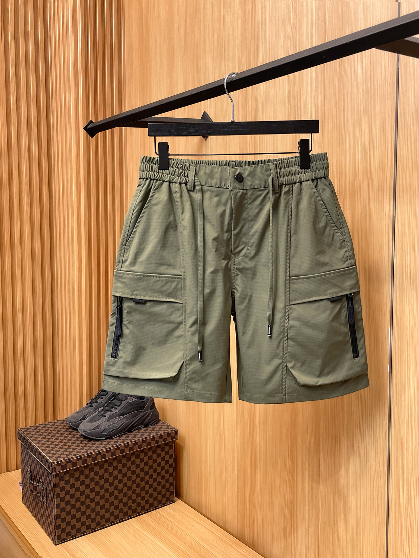 NO:937870,BURBERRY Burberry 26ss new summer men's casual work shorts, American retro [complete with three standards] advanced customized summer-specific technology quick-drying breathable fabric, high breathability and comfort, impeccable details, customized development of accessories, what you see is what you get, reflecting high quality. It feels delicate and soft!  Three-dimensional cutting, simple and fashionable, and the upper body shape is awesome!  Size M-3XL (shipped next day),,burberry,burberry,shorts,19860909BURBERRY巴宝莉 26ss夏季新款男士休闲工装短裤 美式复古【三标齐全】高级定制夏季专用科技速干透气面料 透气舒适度高,细节无可挑剔,辅料定制开发,所见即所得,体现高品质.手感细腻柔软！立体裁剪,简单时尚,上身版型超赞！码数M-3XL（隔天出货）,,burberry,burberry,shorts,,Men's clothing