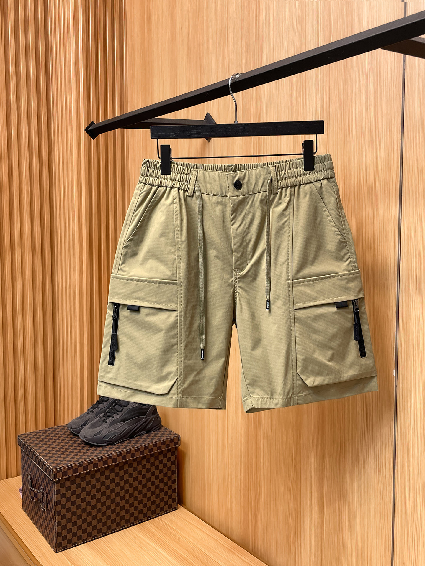 NO:877472,BURBERRY Burberry 26ss new summer men's casual work shorts, American retro [complete with three standards] advanced customized summer-specific technology quick-drying breathable fabric, high breathability and comfort, impeccable details, customized development of accessories, what you see is what you get, reflecting high quality. It feels delicate and soft!  Three-dimensional cutting, simple and fashionable, and the upper body shape is awesome!  Size M-3XL (shipped next day),,burberry,burberry,shorts,19860909BURBERRY巴宝莉 26ss夏季新款男士休闲工装短裤 美式复古【三标齐全】高级定制夏季专用科技速干透气面料 透气舒适度高,细节无可挑剔,辅料定制开发,所见即所得,体现高品质.手感细腻柔软！立体裁剪,简单时尚,上身版型超赞！码数M-3XL（隔天出货）,,burberry,burberry,shorts,,Men's clothing