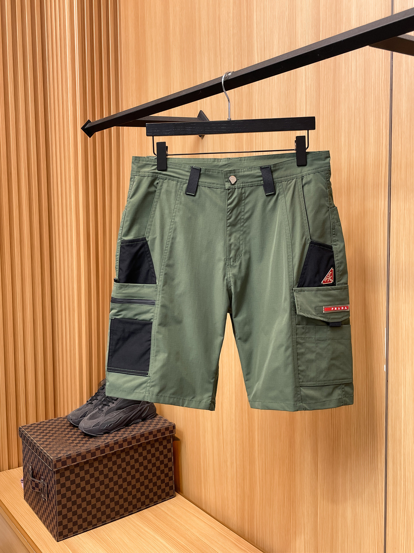 NO:937868,PRADA 26ss new summer men's casual work shorts, American retro [complete with three standards] advanced customized summer special technology quick-drying breathable fabric, high breathability and comfort, impeccable details, customized development of accessories, what you see is what you get, reflecting high quality. It feels delicate and soft!  Three-dimensional cutting, simple and fashionable, and the upper body shape is awesome!  Size M-3XL (shipped next day),, prada, prada, shorts,19860909PRADA普拉达 26ss夏季新款男士休闲工装短裤 美式复古【三标齐全】高级定制夏季专用科技速干透气面料 透气舒适度高,细节无可挑剔,辅料定制开发,所见即所得,体现高品质.手感细腻柔软！立体裁剪,简单时尚,上身版型超赞！码数M-3XL（隔天出货）,,prada,prada,shorts,,Men's clothing