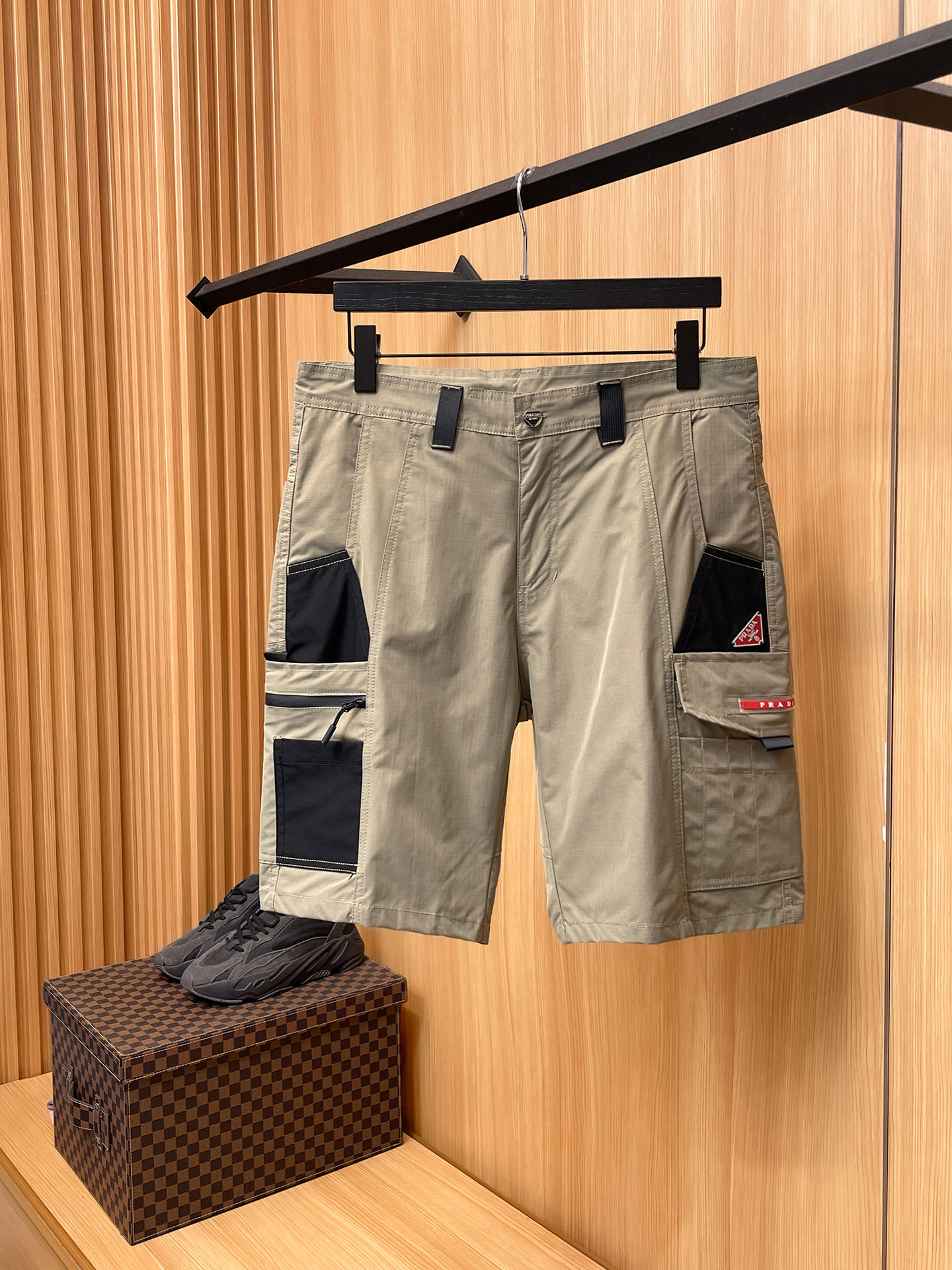 NO:877476,PRADA 26ss new summer men's casual work shorts, American retro [complete with three standards] advanced customized summer special technology quick-drying breathable fabric, high breathability and comfort, impeccable details, customized development of accessories, what you see is what you get, reflecting high quality. It feels delicate and soft!  Three-dimensional cutting, simple and fashionable, and the upper body shape is awesome!  Size M-3XL (shipped next day),, prada, prada, shorts,19860909PRADA普拉达 26ss夏季新款男士休闲工装短裤 美式复古【三标齐全】高级定制夏季专用科技速干透气面料 透气舒适度高,细节无可挑剔,辅料定制开发,所见即所得,体现高品质.手感细腻柔软！立体裁剪,简单时尚,上身版型超赞！码数M-3XL（隔天出货）,,prada,prada,shorts,,Men's clothing