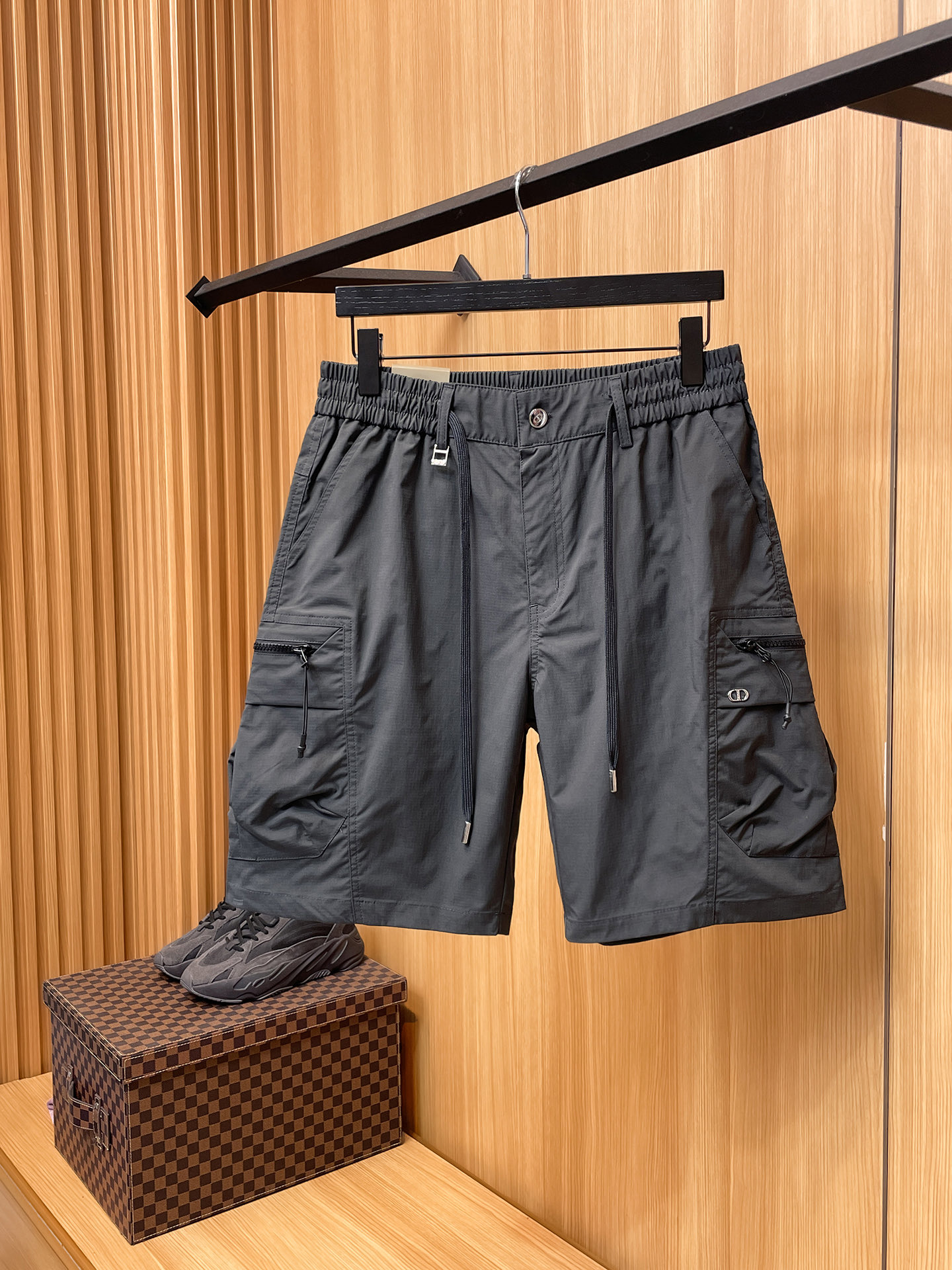 NO:937872,DIOR Dior 26ss new summer men's casual work shorts, American retro [complete with three standards] advanced customized summer-specific technical quick-drying breathable fabric, high breathability and comfort, impeccable details, customized development of accessories, what you see is what you get, reflecting high quality. It feels delicate and soft!  Three-dimensional cutting, simple and fashionable, and the upper body shape is awesome!  Size M-3XL (shipped next day),,dior,dior,shorts,19860909DIOR迪奥 26ss夏季新款男士休闲工装短裤 美式复古【三标齐全】高级定制夏季专用科技速干透气面料 透气舒适度高,细节无可挑剔,辅料定制开发,所见即所得,体现高品质.手感细腻柔软！立体裁剪,简单时尚,上身版型超赞！码数M-3XL（隔天出货）,,dior,dior,shorts,,Men's clothing