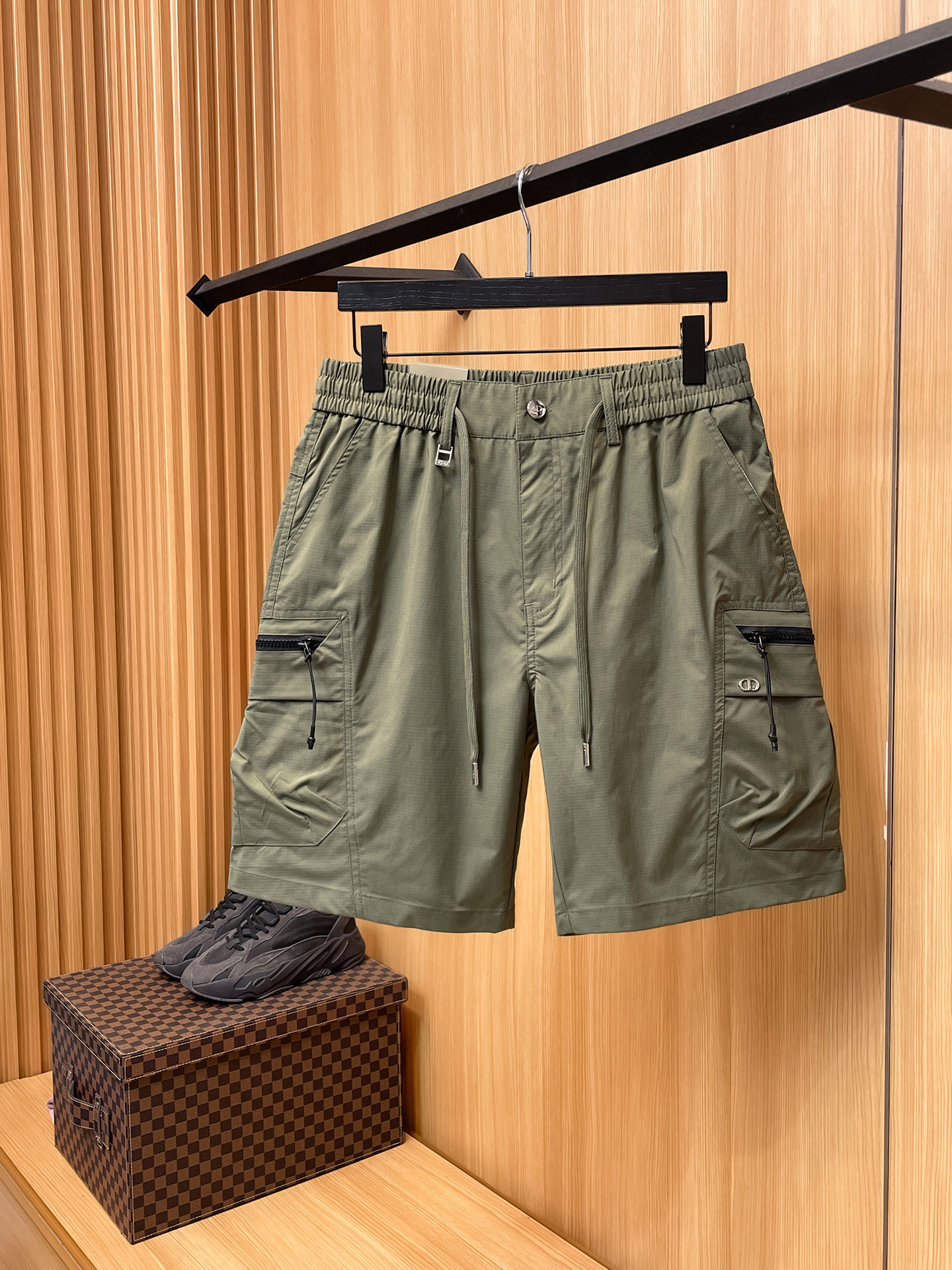NO:877469,DIOR Dior 26ss new summer men's casual work shorts, American retro [complete with three standards] advanced customized summer-specific technical quick-drying breathable fabric, high breathability and comfort, impeccable details, customized development of accessories, what you see is what you get, reflecting high quality. It feels delicate and soft!  Three-dimensional cutting, simple and fashionable, and the upper body shape is awesome!  Size M-3XL (shipped next day),,dior,dior,shorts,19860909DIOR迪奥 26ss夏季新款男士休闲工装短裤 美式复古【三标齐全】高级定制夏季专用科技速干透气面料 透气舒适度高,细节无可挑剔,辅料定制开发,所见即所得,体现高品质.手感细腻柔软！立体裁剪,简单时尚,上身版型超赞！码数M-3XL（隔天出货）,,dior,dior,shorts,,Men's clothing
