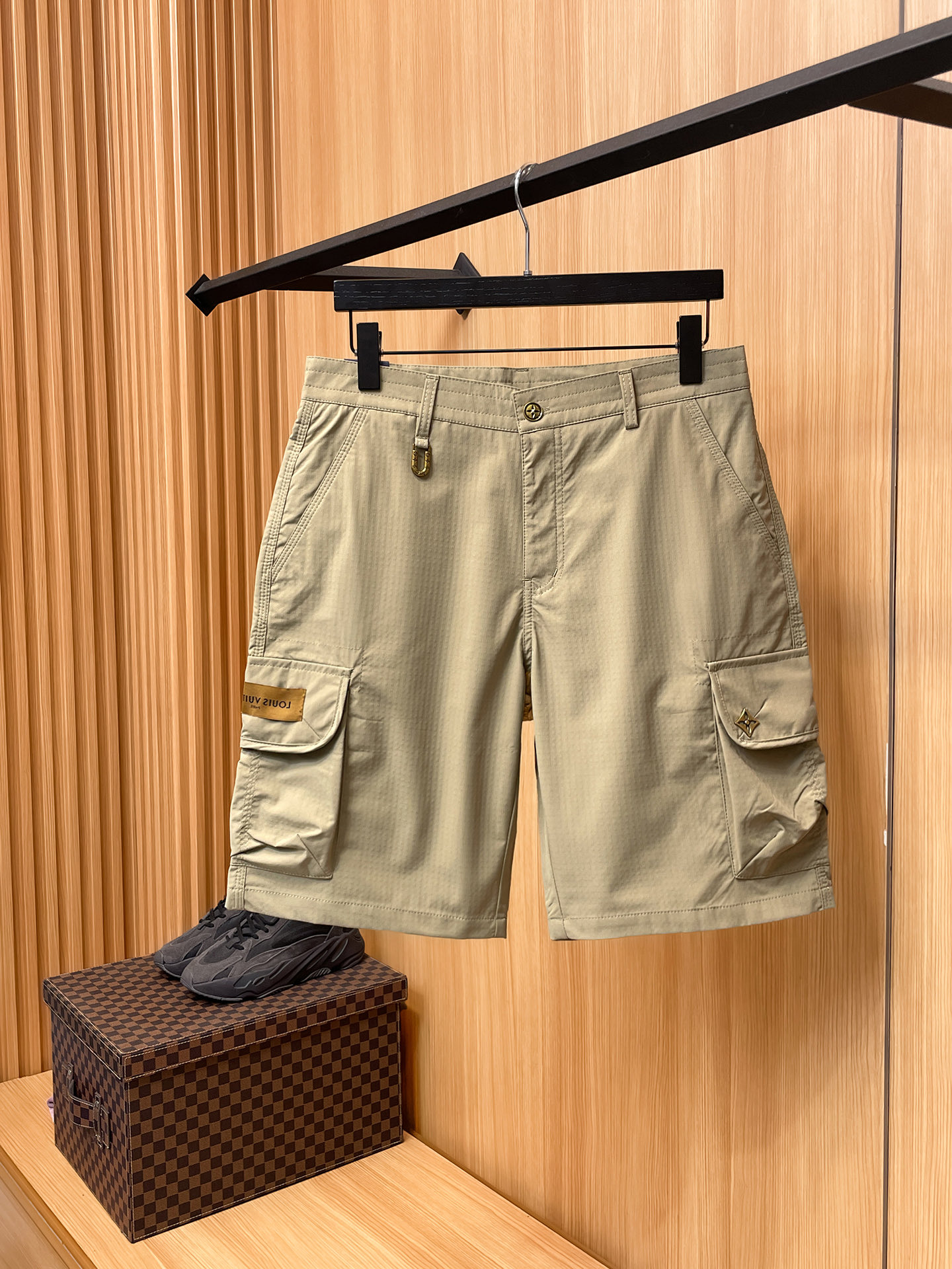 NO:937866,LV Louis Vuitton 26ss new summer men's casual work shorts, American retro [complete with three standards] advanced customized summer-specific technical quick-drying breathable fabric, high breathability and comfort, impeccable details, customized development of accessories, what you see is what you get, reflecting high quality. It feels delicate and soft!  Three-dimensional cutting, simple and fashionable, and the upper body shape is awesome!  Size M-3XL (shipped next day),,louis vuitton,louis vuitton,shorts,19860909LV路易威登 26ss夏季新款男士休闲工装短裤 美式复古【三标齐全】高级定制夏季专用科技速干透气面料 透气舒适度高,细节无可挑剔,辅料定制开发,所见即所得,体现高品质.手感细腻柔软！立体裁剪,简单时尚,上身版型超赞！码数M-3XL（隔天出货）,,louis vuitton,louis vuitton,shorts,,Men's clothing