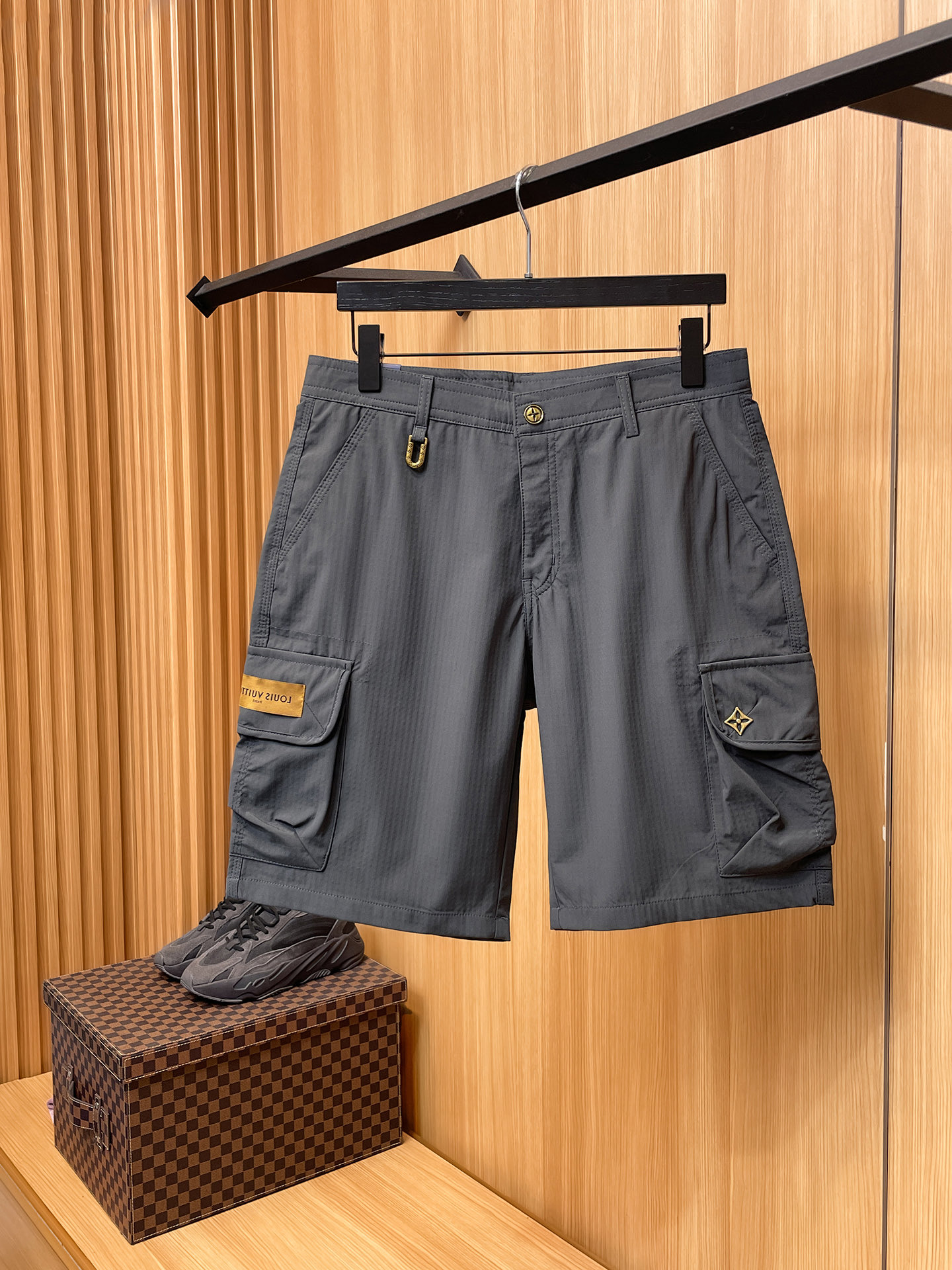 NO:877479,LV Louis Vuitton 26ss new summer men's casual work shorts, American retro [complete with three standards] advanced customized summer-specific technical quick-drying breathable fabric, high breathability and comfort, impeccable details, customized development of accessories, what you see is what you get, reflecting high quality. It feels delicate and soft!  Three-dimensional cutting, simple and fashionable, and the upper body shape is awesome!  Size M-3XL (shipped next day),,louis vuitton,louis vuitton,shorts,19860909LV路易威登 26ss夏季新款男士休闲工装短裤 美式复古【三标齐全】高级定制夏季专用科技速干透气面料 透气舒适度高,细节无可挑剔,辅料定制开发,所见即所得,体现高品质.手感细腻柔软！立体裁剪,简单时尚,上身版型超赞！码数M-3XL（隔天出货）,,louis vuitton,louis vuitton,shorts,,Men's clothing