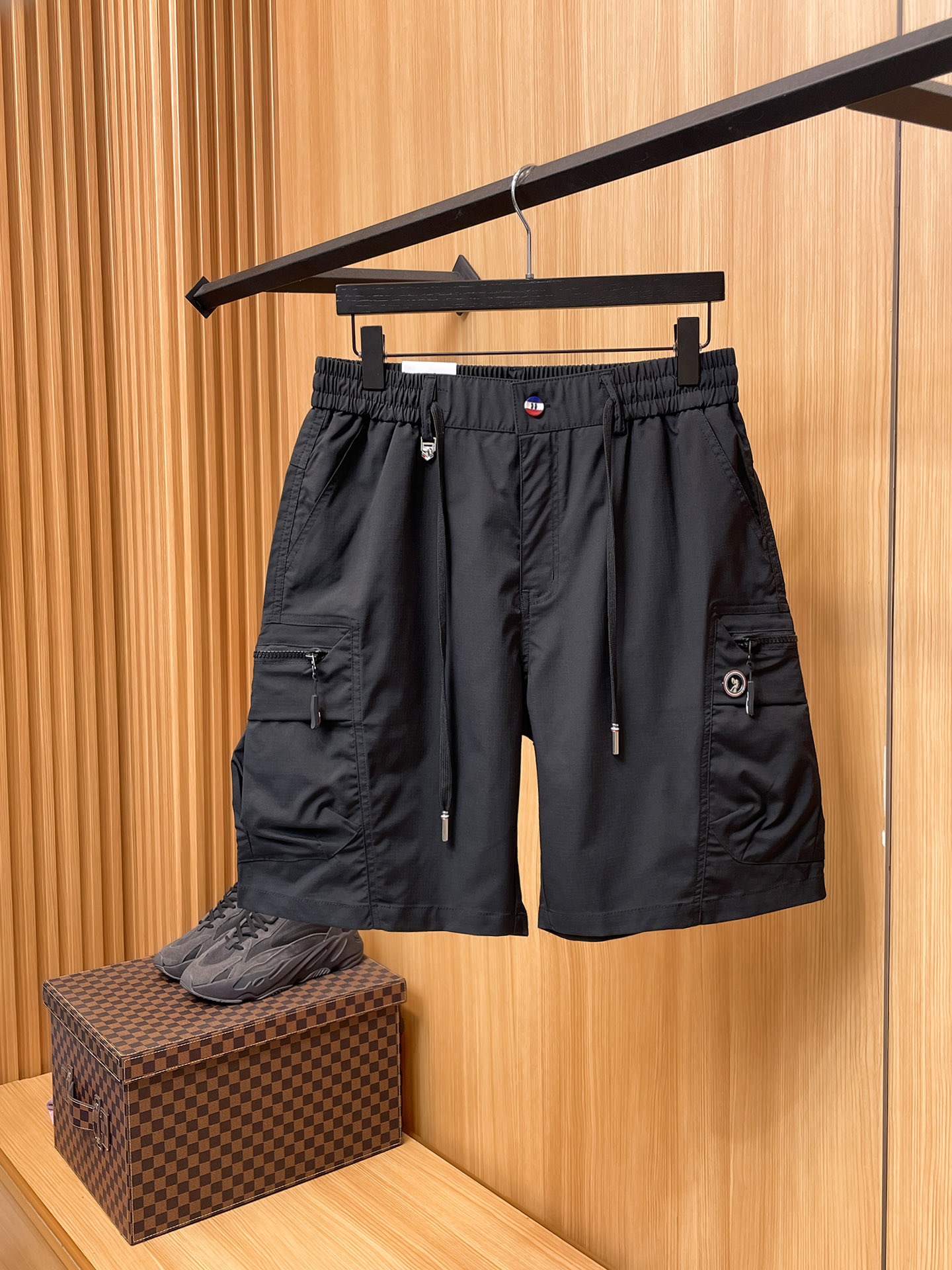 NO:937865,TB Tom Brown 26ss new summer men's casual work shorts, American retro [complete with three standards] advanced customized summer-specific technical quick-drying breathable fabric, high breathability and comfort, impeccable details, customized development of accessories, what you see is what you get, reflecting high quality. It feels delicate and soft!  Three-dimensional cutting, simple and fashionable, and the upper body shape is awesome!  Size M-3XL (shipped next day),,thom browne,shorts,19860909TB汤姆布朗 26ss夏季新款男士休闲工装短裤 美式复古【三标齐全】高级定制夏季专用科技速干透气面料 透气舒适度高,细节无可挑剔,辅料定制开发,所见即所得,体现高品质.手感细腻柔软！立体裁剪,简单时尚,上身版型超赞！码数M-3XL（隔天出货）,,thom browne,shorts,,Men's clothing