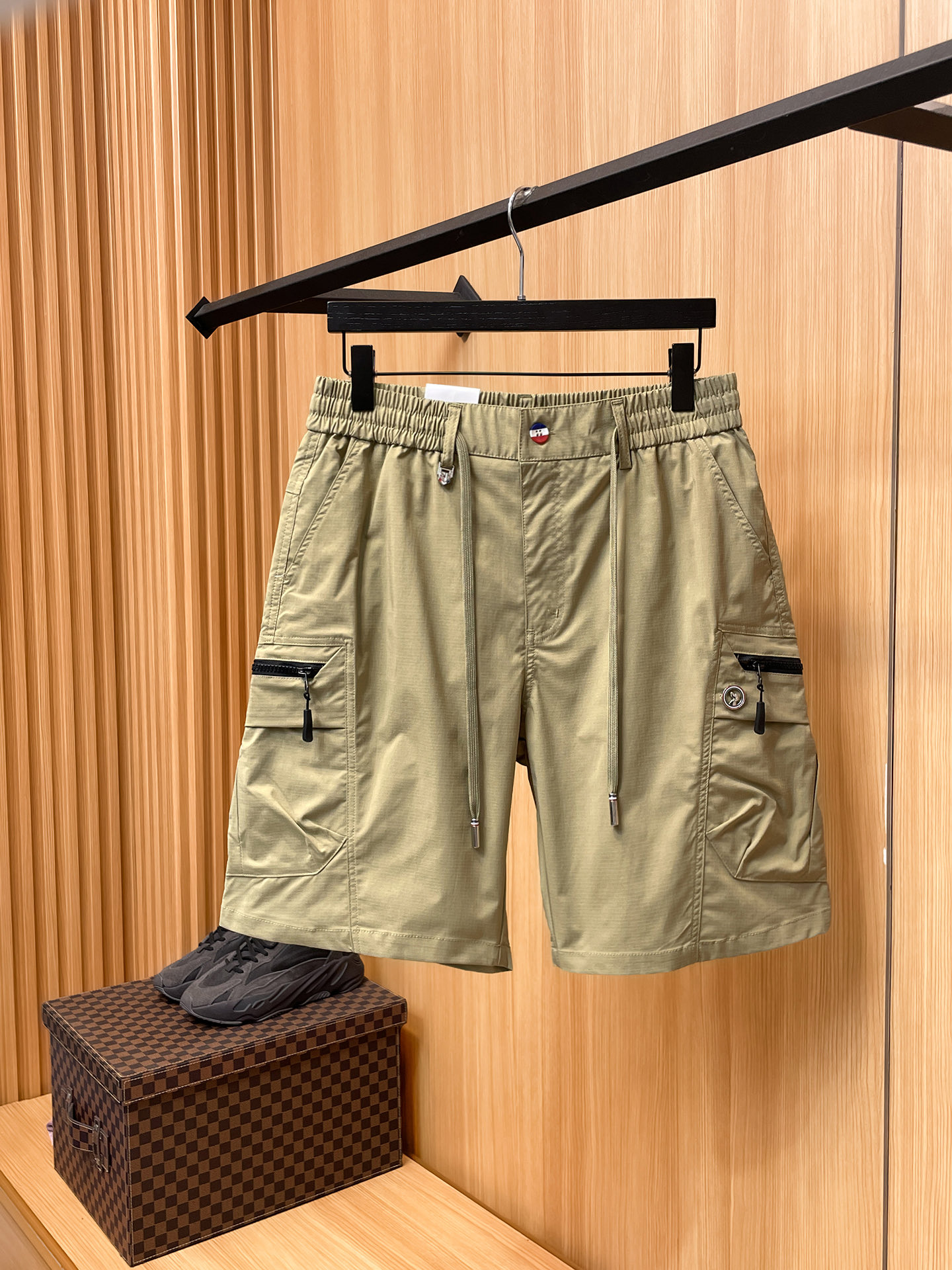 NO:877482,TB Tom Brown 26ss new summer men's casual work shorts, American retro [complete with three standards] advanced customized summer-specific technical quick-drying breathable fabric, high breathability and comfort, impeccable details, customized development of accessories, what you see is what you get, reflecting high quality. It feels delicate and soft!  Three-dimensional cutting, simple and fashionable, and the upper body shape is awesome!  Size M-3XL (shipped next day),,thom browne,shorts,19860909TB汤姆布朗 26ss夏季新款男士休闲工装短裤 美式复古【三标齐全】高级定制夏季专用科技速干透气面料 透气舒适度高,细节无可挑剔,辅料定制开发,所见即所得,体现高品质.手感细腻柔软！立体裁剪,简单时尚,上身版型超赞！码数M-3XL（隔天出货）,,thom browne,shorts,,Men's clothing