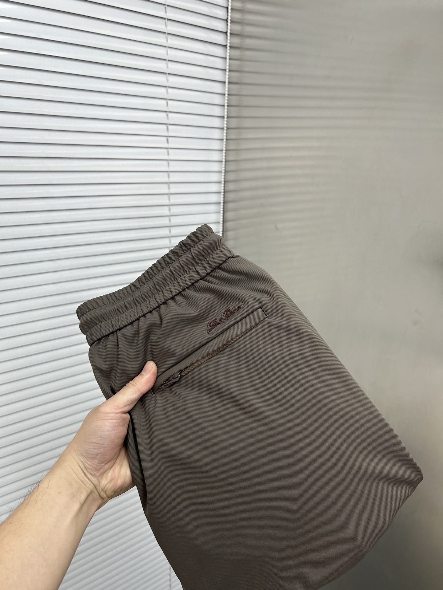 NO:837365,LP Nuoyou Piana high-end small expensive casual pants 2026ss new men's casual pants small straight micro-elastic slimming, perfect details, high-quality hardware and accessories, fine workmanship, complete three standards, code size M-4XL,, loro piana,19860909LP诺悠翩雅 高端小贵休闲裤 2026ss新款男士休闲裤长裤 小直筒 微弹力显瘦修身,细节完美,五金辅料精选高等品质,做功精细,三标齐全 码数M-4XL,,loro piana,,Men's clothing