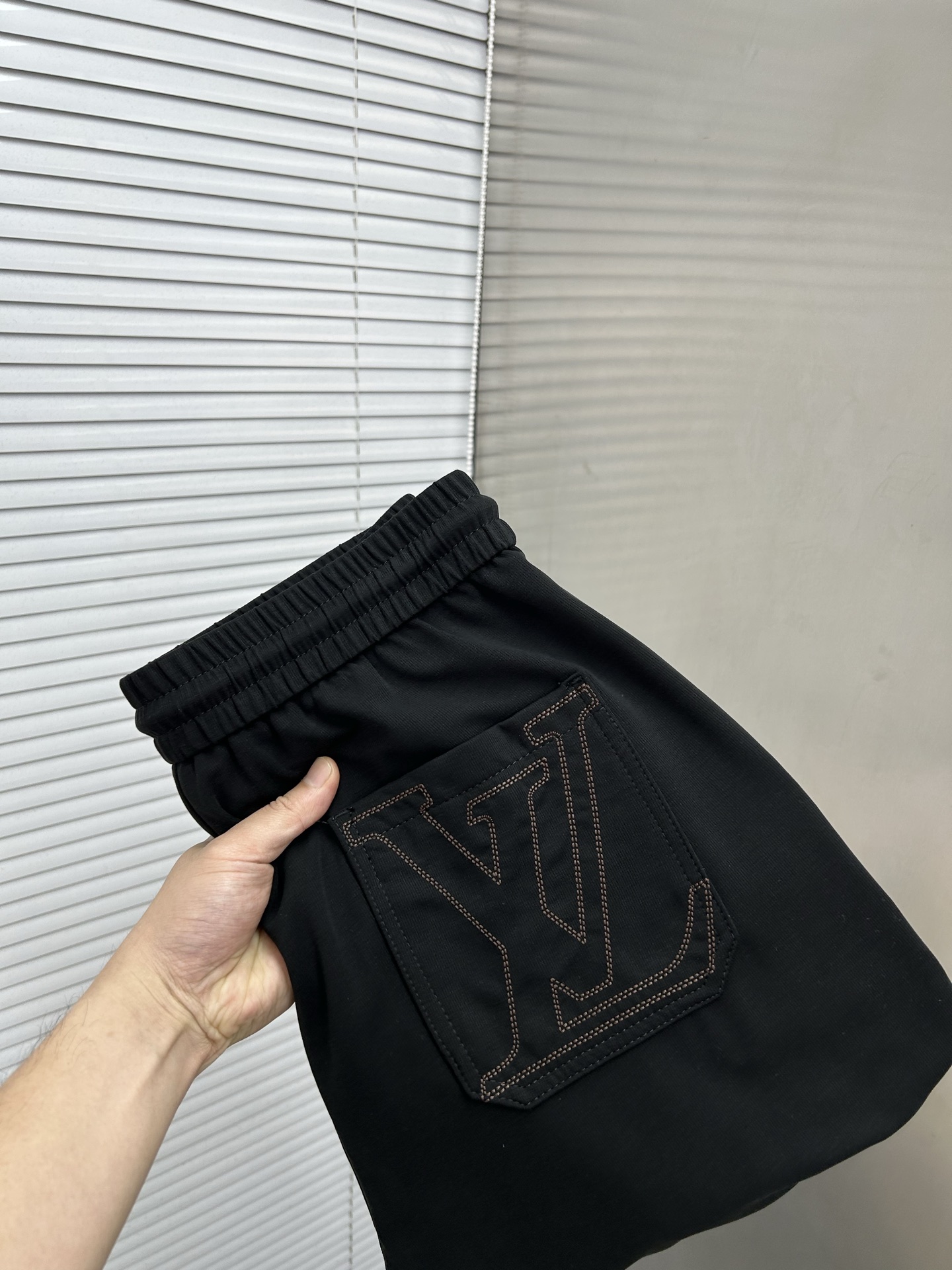NO:837371,LV Louis Vuitton high-end small expensive casual trousers 2026ss new men's casual trousers, small straight, slightly elastic, slimming, perfect details, high-quality hardware and accessories, fine workmanship, complete three labels, size M-4XL,, louis vuitton, louis vuitton,19860909LV路易威登 高端小贵休闲裤 2026ss新款男士休闲裤长裤 小直筒 微弹力显瘦修身,细节完美,五金辅料精选高等品质,做功精细,三标齐全 码数M-4XL,,louis vuitton,louis vuitton,,Men's clothing
