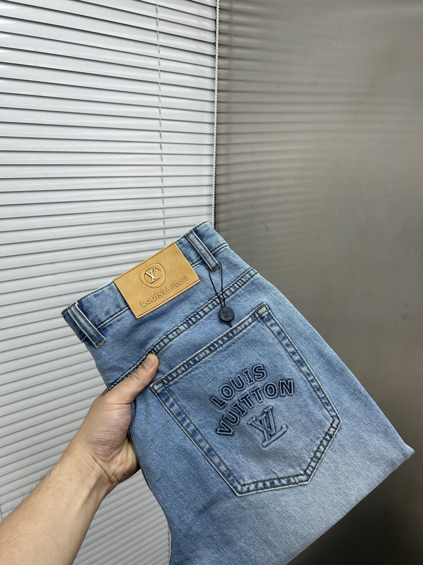 NO:855659,LV Louis Vuitton high-end small expensive jeans 2026ss new men's jeans trousers, small straight, micro-elastic, slimming, perfect details, high-quality hardware and accessories, fine workmanship, complete three standards, code number 30-40,,louis vuitton,louis vuitton,jeans,19860909LV路易威登 高端小贵牛仔裤 2026ss新款男士牛仔裤长裤 小直筒 微弹力显瘦修身,细节完美,五金辅料精选高等品质,做功精细,三标齐全 码数30-40,,louis vuitton,louis vuitton,jeans,,Men's clothing