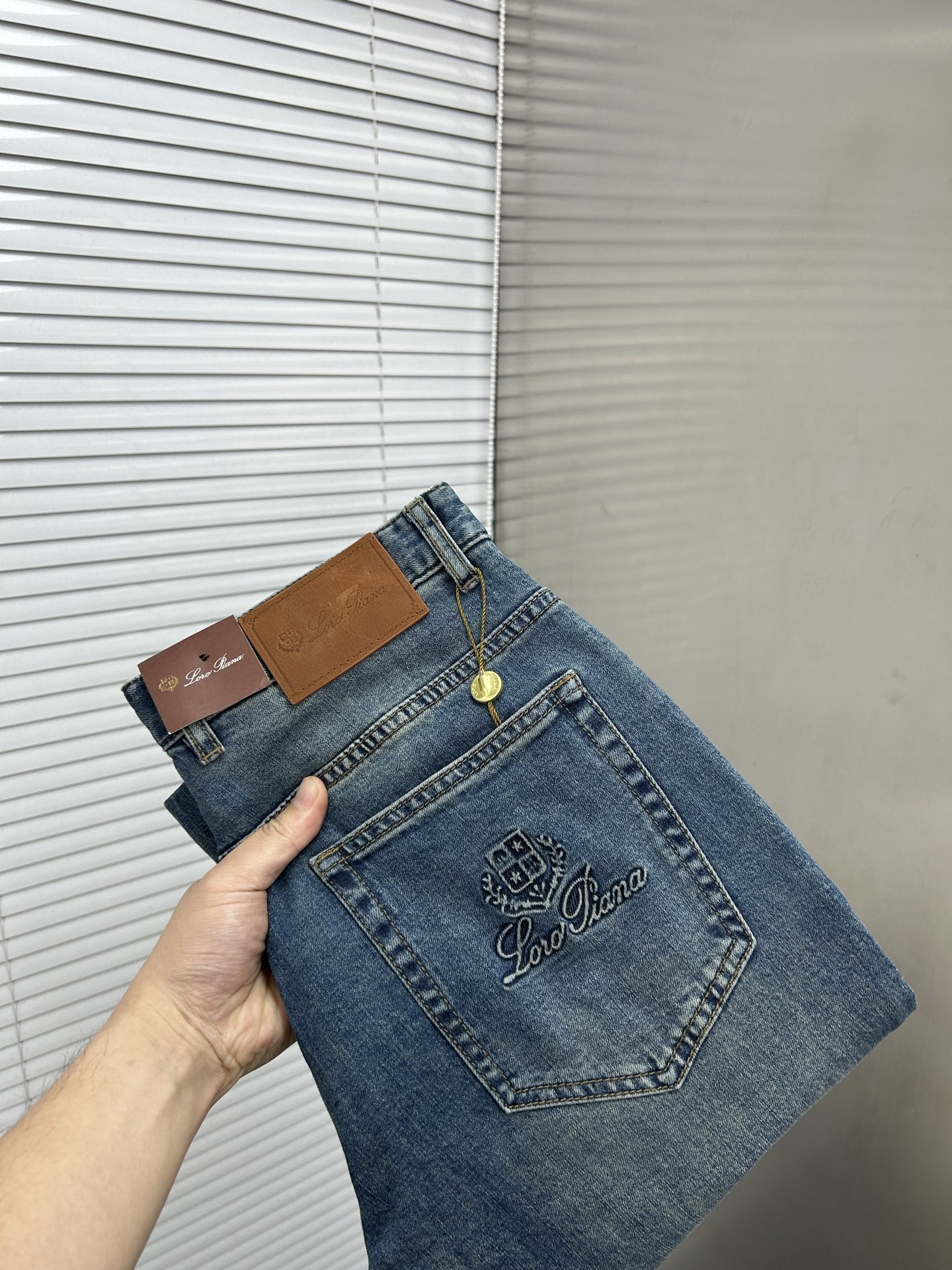 NO:855652,LP Nuoyou Piana high-end small expensive jeans 2026ss new men's jeans trousers small straight leg micro-elastic slimming, perfect details, high-quality hardware and accessories, fine workmanship, complete three standards, code number 30-40,,loro piana,jeans,19860909LP诺悠翩雅 高端小贵牛仔裤 2026ss新款男士牛仔裤长裤 小直筒 微弹力显瘦修身,细节完美,五金辅料精选高等品质,做功精细,三标齐全 码数30-40,,loro piana,jeans,,Men's clothing