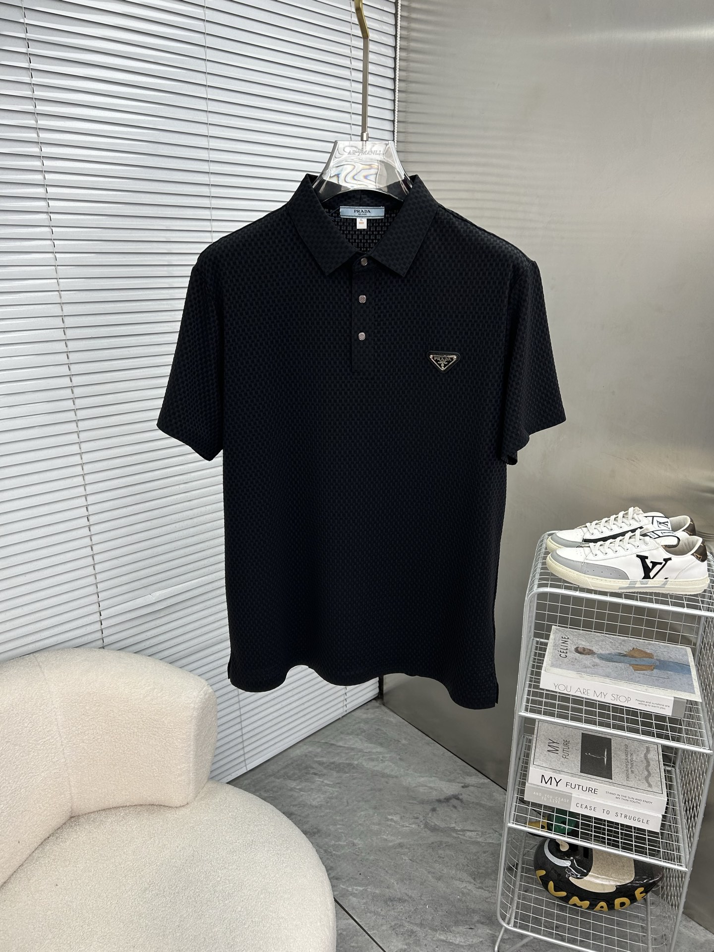 NO:839078,PRADA 2026 spring and summer new polo shirt business casual lapel short-sleeved T-shirt, the exquisite and fitted tailoring sets off the minimalist design style, showing the elegant style at a glance!  Customized mulberry silk silk smooth fabric, quality first, the materials will never disappoint, the cloth surface is fine and smooth, soft and skin-friendly, the cotton is full, with elasticity, the upper body is high-end and crisp and stylish, sizes M-4XL, prada, prada, T-shirt, tees, t-shirt,19860909PRADA普拉达 2026春夏新款polo衫商务休闲翻领短袖T恤,精致合体的剪裁版型衬托出了极简主义的设计风格,把优雅风展露的一览无余！定制桑蚕丝丝滑冰爽面料,品质至上,用料永远不会让人失望,布面精细光滑,柔软亲肤,棉质饱满,附有弹力 ,上身高档的同时又挺括有型,尺码M-4XL,,prada,prada,T-shirt,tees，t-shirt,,Men's clothing