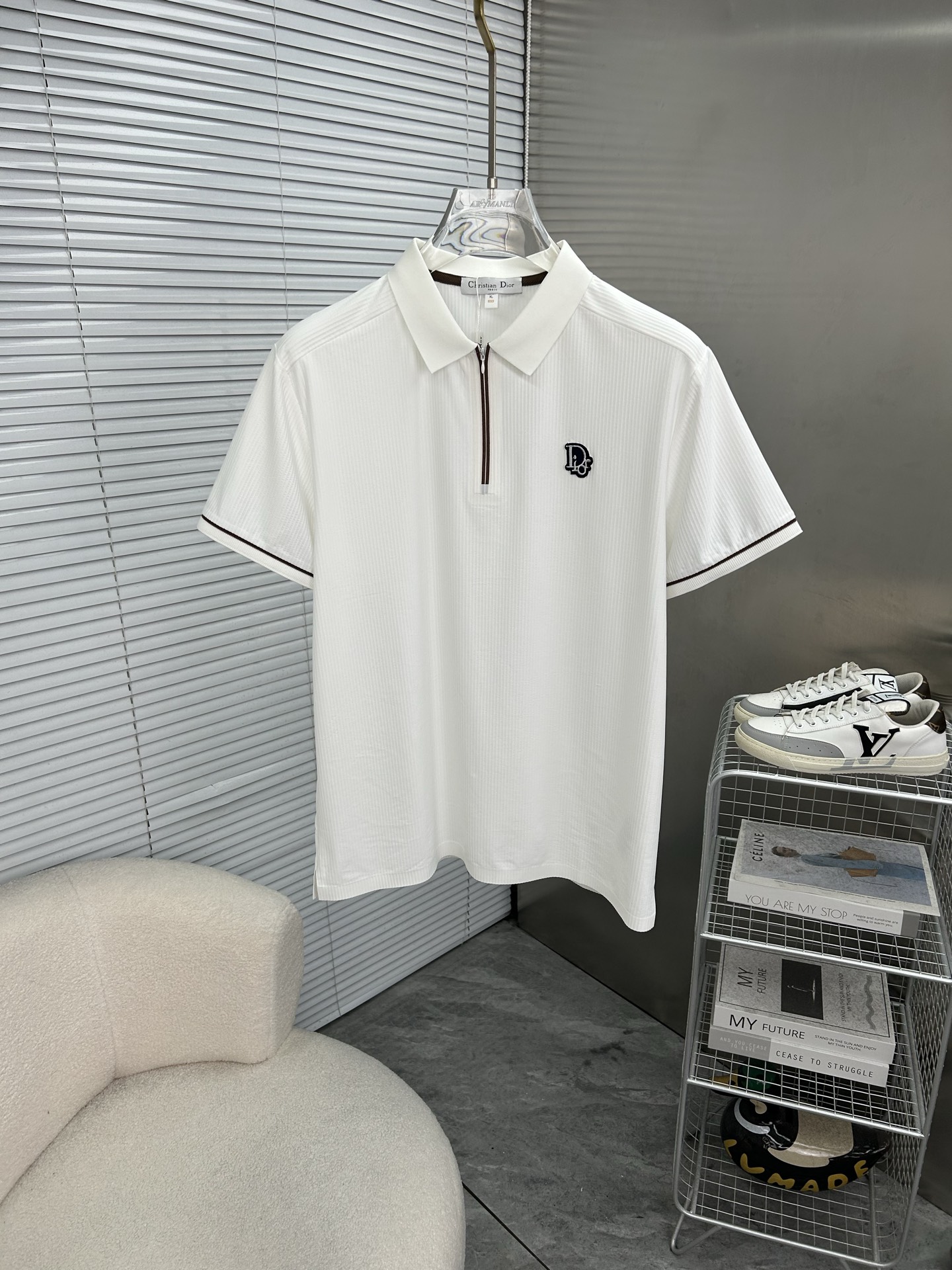 NO:839082,DIOR Dior's new 2026 spring and summer polo shirt is a business casual lapel short-sleeved T-shirt. The exquisite and fitted tailoring sets off the minimalist design style, showing the elegant style at a glance!  Customized mulberry silk silk smooth fabric, quality first, the materials will never disappoint, the fabric surface is fine and smooth, soft and skin-friendly, full cotton, with elasticity, the upper body is high-end and crisp and stylish, size M-4XL,, dior, dior, T-shirt, tees, t-shirt,19860909DIOR迪奥 2026春夏新款polo衫商务休闲翻领短袖T恤,精致合体的剪裁版型衬托出了极简主义的设计风格,把优雅风展露的一览无余！定制桑蚕丝丝滑冰爽面料,品质至上,用料永远不会让人失望,布面精细光滑,柔软亲肤,棉质饱满,附有弹力 ,上身高档的同时又挺括有型,尺码M-4XL,,dior,dior,T-shirt,tees，t-shirt,,Men's clothing