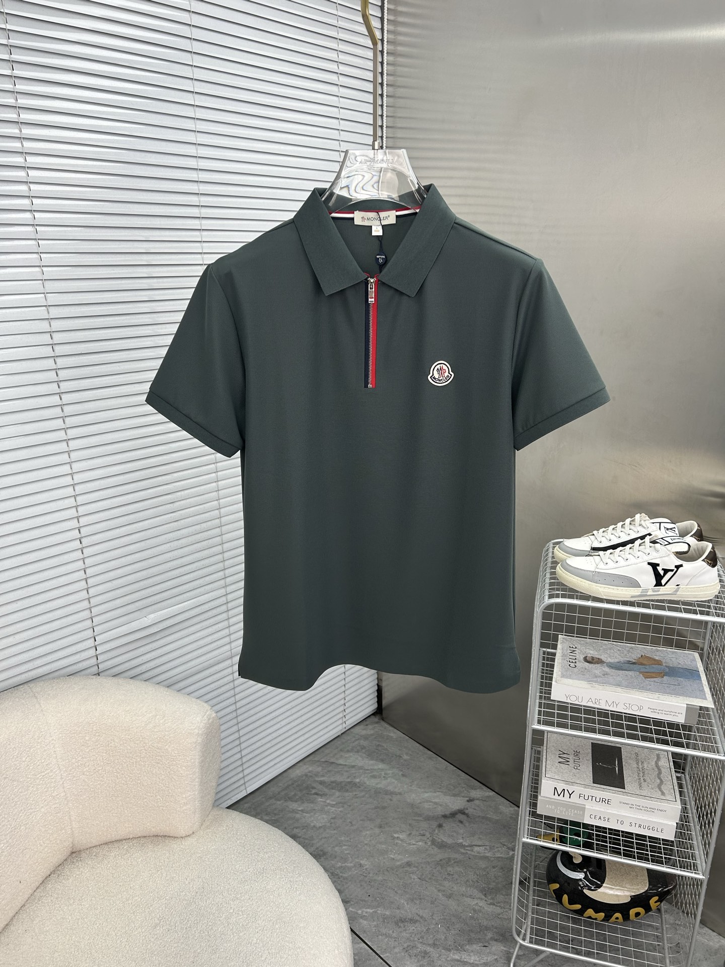 NO:839086,MONCLER 2026 spring and summer new polo shirt, business casual lapel short-sleeved T-shirt, exquisite and fitted tailoring sets off the minimalist design style, showing the elegant style at a glance!  Customized mulberry silk smooth fabric, quality first, the materials used will never disappoint, the fabric surface is fine and smooth, soft and skin-friendly, the cotton is full, with elasticity, the upper body is high-end and crisp and stylish, sizes M-4XL, Moncler, T-shirt, tees, t-shirt,19860909MONCLER蒙口 2026春夏新款polo衫商务休闲翻领短袖T恤,精致合体的剪裁版型衬托出了极简主义的设计风格,把优雅风展露的一览无余！定制桑蚕丝丝滑冰爽面料,品质至上,用料永远不会让人失望,布面精细光滑,柔软亲肤,棉质饱满,附有弹力 ,上身高档的同时又挺括有型,尺码M-4XL,,Moncler,T-shirt,tees，t-shirt,,Men's clothing
