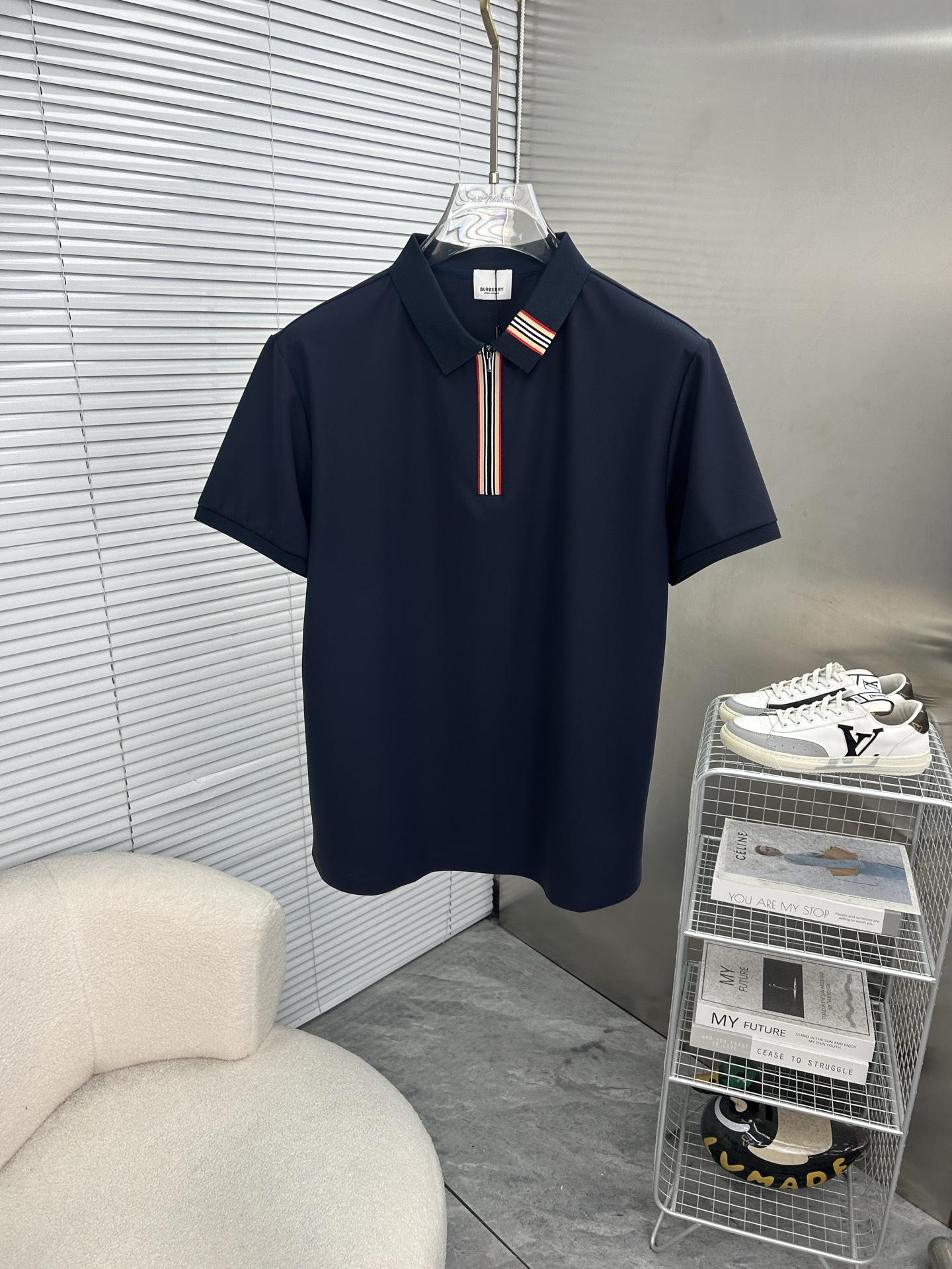 NO:839089,BURBERRY 2026 spring and summer new polo shirt business casual lapel short-sleeved T-shirt, the exquisite and fitted tailoring sets off the minimalist design style, showing the elegant style at a glance!  Customized mulberry silk smooth fabric, quality first, the materials used will never disappoint, the fabric is fine and smooth, soft and skin-friendly, full of cotton, with elasticity, the upper body is high-end and crisp and stylish, sizes M-4XL,, burberry, burberry, T-shirt, tees, t-shirt,19860909BURBERRY巴宝莉 2026春夏新款polo衫商务休闲翻领短袖T恤,精致合体的剪裁版型衬托出了极简主义的设计风格,把优雅风展露的一览无余！定制桑蚕丝丝滑冰爽面料,品质至上,用料永远不会让人失望,布面精细光滑,柔软亲肤,棉质饱满,附有弹力 ,上身高档的同时又挺括有型,尺码M-4XL,,burberry,burberry,T-shirt,tees，t-shirt,,Men's clothing
