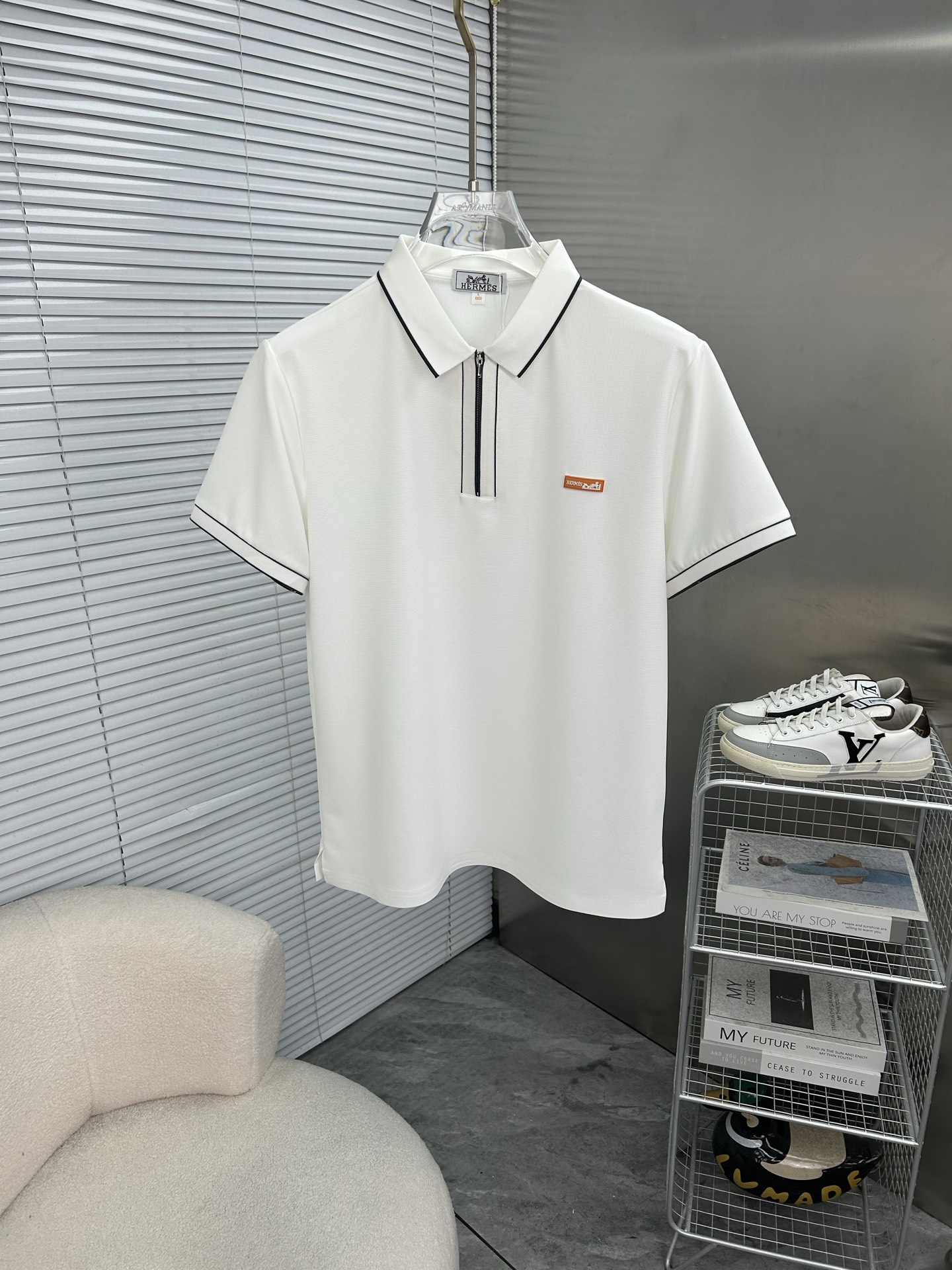 NO:839098,HERMES 2026 spring and summer new polo shirt business casual lapel short-sleeved T-shirt, the exquisite and fitted tailoring sets off the minimalist design style, showing the elegant style at a glance!  Customized mulberry silk silk smooth fabric, the quality is supreme, the materials will never disappoint, the cloth surface is fine and smooth, soft and skin-friendly, the cotton is full, with elasticity, the upper body is high-end and crisp and stylish, sizes M-4XL,, hermes, hermes, T-shirt, tees, t-shirt,19860909HERMES爱马仕 2026春夏新款polo衫商务休闲翻领短袖T恤,精致合体的剪裁版型衬托出了极简主义的设计风格,把优雅风展露的一览无余！定制桑蚕丝丝滑冰爽面料,品质至上,用料永远不会让人失望,布面精细光滑,柔软亲肤,棉质饱满,附有弹力 ,上身高档的同时又挺括有型,尺码M-4XL,,hermes,hermes,T-shirt,tees，t-shirt,,Men's clothing