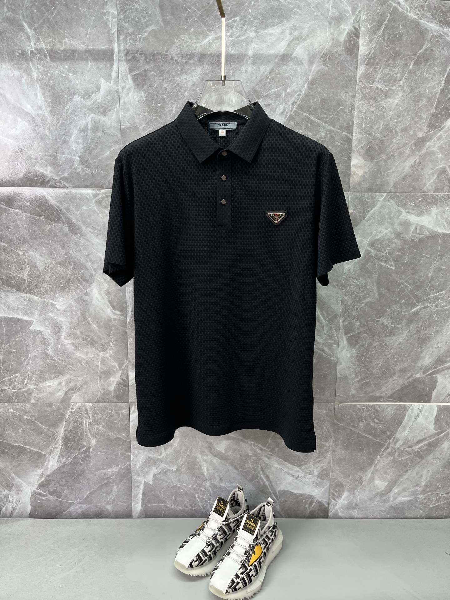 NO:915394,PRADA 2026 spring and summer new polo shirt business casual lapel short-sleeved T-shirt, the exquisite and fitted tailoring sets off the minimalist design style, showing the elegant style at a glance!  Customized mulberry silk silk smooth fabric, quality first, the materials will never disappoint, the cloth surface is fine and smooth, soft and skin-friendly, the cotton is full, with elasticity, the upper body is high-end and crisp and stylish, sizes M-4XL, prada, prada, T-shirt, tees, t-shirt,19860909PRADA普拉达 2026春夏新款polo衫商务休闲翻领短袖T恤,精致合体的剪裁版型衬托出了极简主义的设计风格,把优雅风展露的一览无余！定制桑蚕丝丝滑冰爽面料,品质至上,用料永远不会让人失望,布面精细光滑,柔软亲肤,棉质饱满,附有弹力 ,上身高档的同时又挺括有型,尺码M-4XL,,prada,prada,T-shirt,tees，t-shirt,,Men's clothing