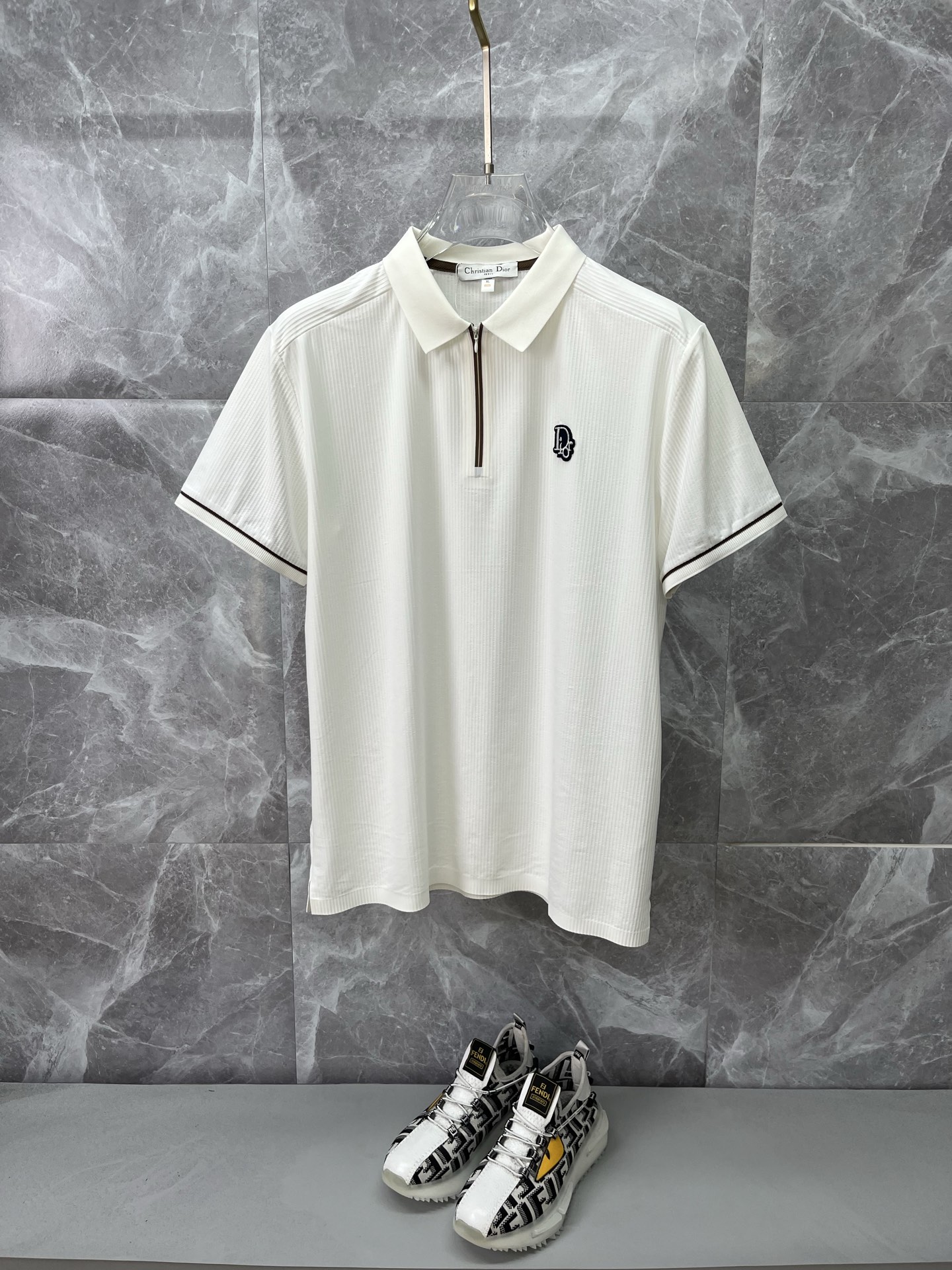 NO:915396,DIOR Dior's new 2026 spring and summer polo shirt is a business casual lapel short-sleeved T-shirt. The exquisite and fitted tailoring sets off the minimalist design style, showing the elegant style at a glance!  Customized mulberry silk silk smooth fabric, quality first, the materials will never disappoint, the fabric surface is fine and smooth, soft and skin-friendly, full cotton, with elasticity, the upper body is high-end and crisp and stylish, size M-4XL,, dior, dior, T-shirt, tees, t-shirt,19860909DIOR迪奥 2026春夏新款polo衫商务休闲翻领短袖T恤,精致合体的剪裁版型衬托出了极简主义的设计风格,把优雅风展露的一览无余！定制桑蚕丝丝滑冰爽面料,品质至上,用料永远不会让人失望,布面精细光滑,柔软亲肤,棉质饱满,附有弹力 ,上身高档的同时又挺括有型,尺码M-4XL,,dior,dior,T-shirt,tees，t-shirt,,Men's clothing