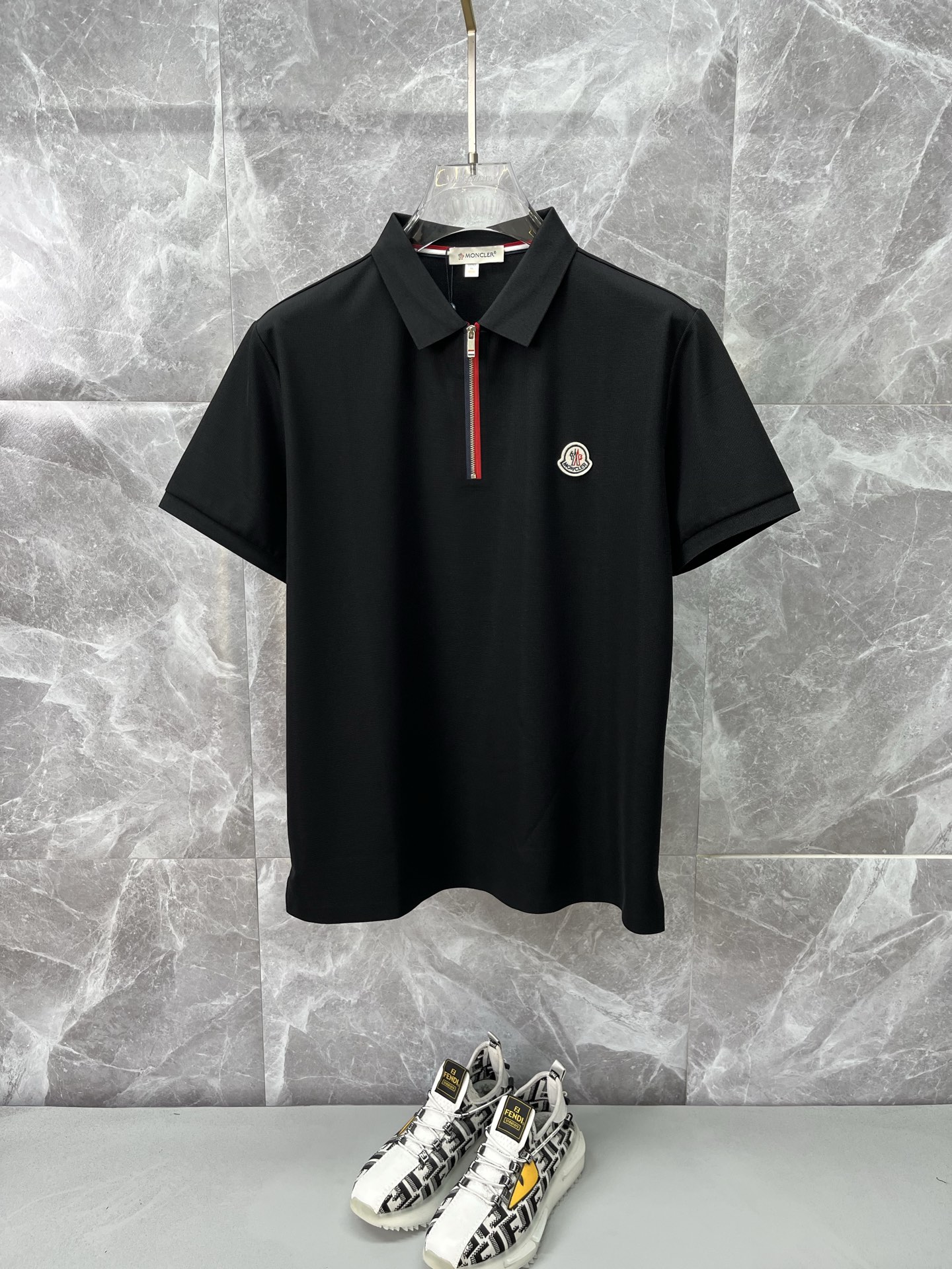 NO:915381,MONCLER 2026 spring and summer new polo shirt, business casual lapel short-sleeved T-shirt, exquisite and fitted tailoring sets off the minimalist design style, showing the elegant style at a glance!  Customized mulberry silk smooth fabric, quality first, the materials used will never disappoint, the fabric surface is fine and smooth, soft and skin-friendly, the cotton is full, with elasticity, the upper body is high-end and crisp and stylish, sizes M-4XL, Moncler, T-shirt, tees, t-shirt,19860909MONCLER蒙口 2026春夏新款polo衫商务休闲翻领短袖T恤,精致合体的剪裁版型衬托出了极简主义的设计风格,把优雅风展露的一览无余！定制桑蚕丝丝滑冰爽面料,品质至上,用料永远不会让人失望,布面精细光滑,柔软亲肤,棉质饱满,附有弹力 ,上身高档的同时又挺括有型,尺码M-4XL,,Moncler,T-shirt,tees，t-shirt,,Men's clothing