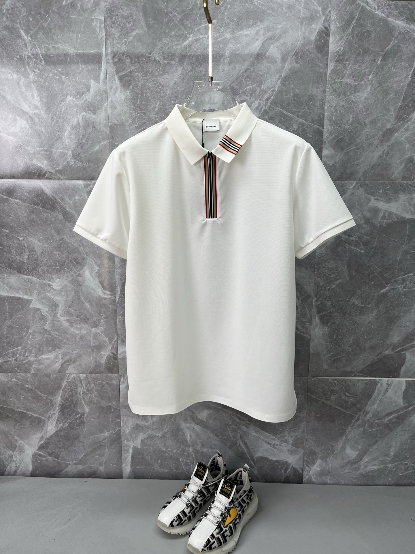 NO:915383,BURBERRY 2026 spring and summer new polo shirt business casual lapel short-sleeved T-shirt, the exquisite and fitted tailoring sets off the minimalist design style, showing the elegant style at a glance!  Customized mulberry silk silky smooth fabric, quality first, the materials used will never disappoint, the fabric surface is fine and smooth, soft and skin-friendly, full cotton, with elasticity, the upper body is high-end and crisp and stylish, sizes M-4XL,, burberry, burberry, T-shirt, tees, t-shirt,19860909BURBERRY巴宝莉 2026春夏新款polo衫商务休闲翻领短袖T恤,精致合体的剪裁版型衬托出了极简主义的设计风格,把优雅风展露的一览无余！定制桑蚕丝丝滑冰爽面料,品质至上,用料永远不会让人失望,布面精细光滑,柔软亲肤,棉质饱满,附有弹力 ,上身高档的同时又挺括有型,尺码M-4XL,,burberry,burberry,T-shirt,tees，t-shirt,,Men's clothing