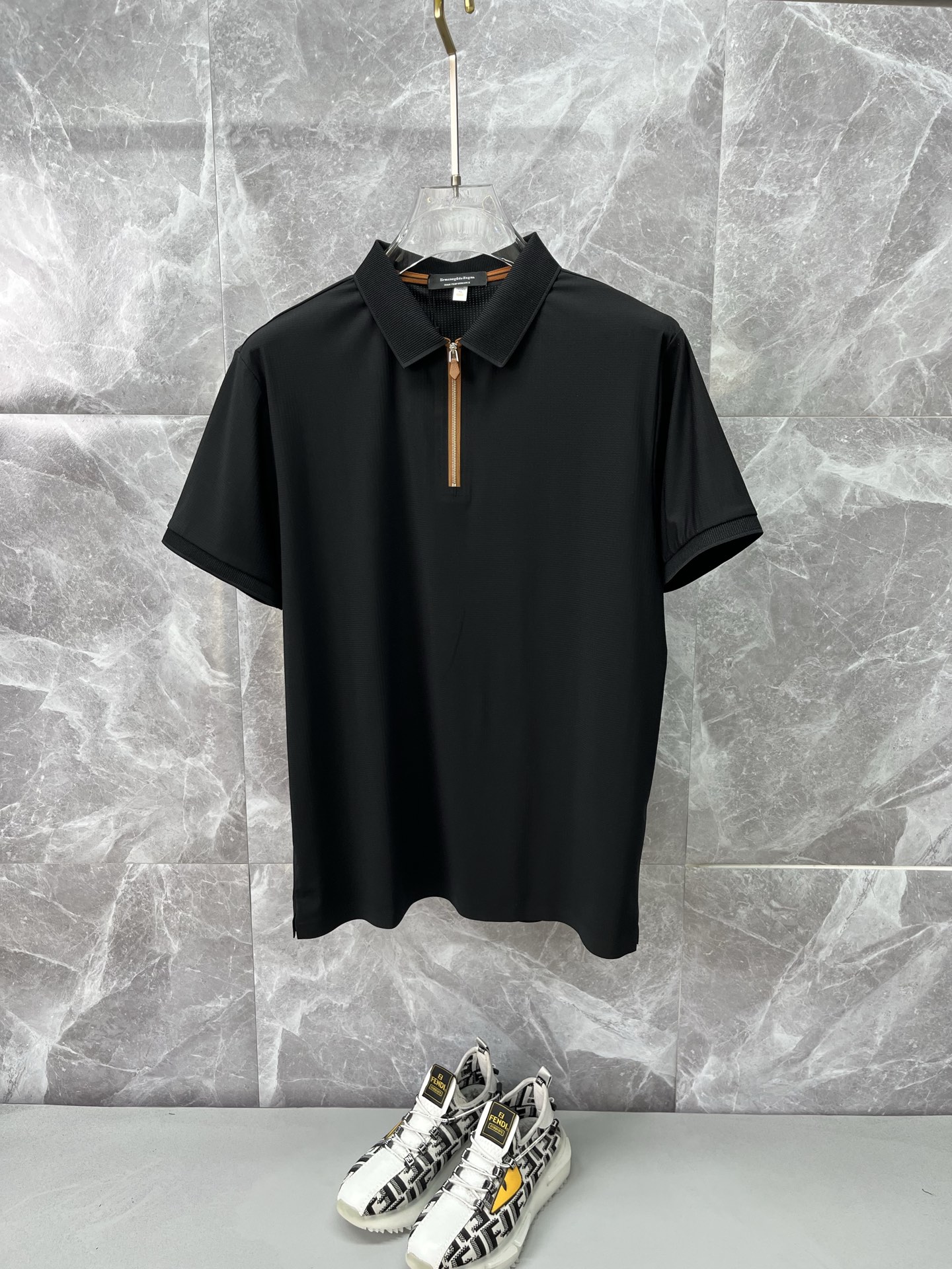 NO:915385,ZEGNA 2026 spring and summer new polo shirt business casual lapel short-sleeved T-shirt, the exquisite and fitted tailoring sets off the minimalist design style, showing the elegant style at a glance!  Customized mulberry silk silk smooth fabric, quality first, the materials will never disappoint, the cloth surface is fine and smooth, soft and skin-friendly, the cotton is full, with elasticity, the upper body is high-end and crisp and stylish, sizes M-4XL,,zegna,T-shirt,tees,t-shirt,19860909ZEGNA杰尼亚 2026春夏新款polo衫商务休闲翻领短袖T恤,精致合体的剪裁版型衬托出了极简主义的设计风格,把优雅风展露的一览无余！定制桑蚕丝丝滑冰爽面料,品质至上,用料永远不会让人失望,布面精细光滑,柔软亲肤,棉质饱满,附有弹力 ,上身高档的同时又挺括有型,尺码M-4XL,,zegna,T-shirt,tees，t-shirt,,Men's clothing