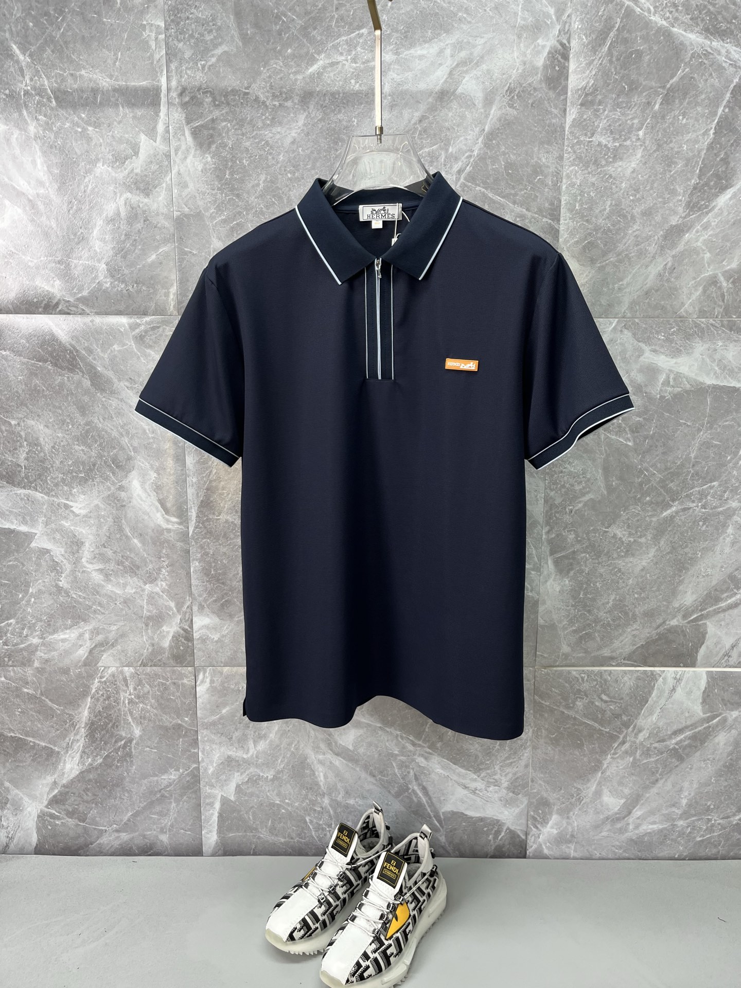 NO:915387,HERMES 2026 spring and summer new polo shirt business casual lapel short-sleeved T-shirt, the exquisite and fitted tailoring sets off the minimalist design style, showing the elegant style at a glance!  Customized mulberry silk silk smooth fabric, the quality is supreme, the materials will never disappoint, the cloth surface is fine and smooth, soft and skin-friendly, the cotton is full, with elasticity, the upper body is high-end and crisp and stylish, sizes M-4XL,, hermes, hermes, T-shirt, tees, t-shirt,19860909HERMES爱马仕 2026春夏新款polo衫商务休闲翻领短袖T恤,精致合体的剪裁版型衬托出了极简主义的设计风格,把优雅风展露的一览无余！定制桑蚕丝丝滑冰爽面料,品质至上,用料永远不会让人失望,布面精细光滑,柔软亲肤,棉质饱满,附有弹力 ,上身高档的同时又挺括有型,尺码M-4XL,,hermes,hermes,T-shirt,tees，t-shirt,,Men's clothing