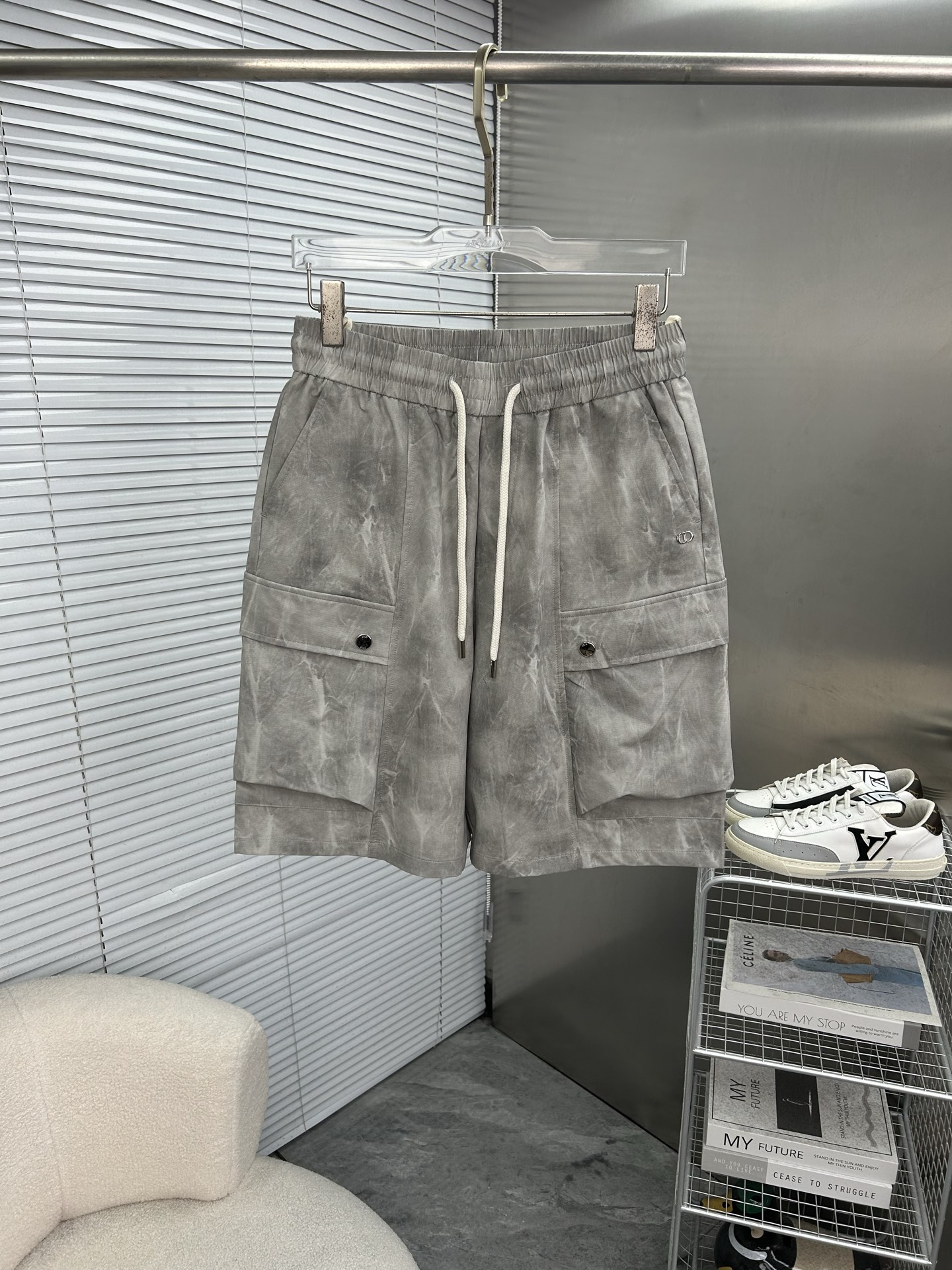 NO:931480,DIOR Dior 26ss new summer men's casual work shorts, American retro [complete with three standards] advanced customized summer-specific technical quick-drying breathable fabric, high breathability and comfort, impeccable details, customized development of accessories, what you see is what you get, reflecting high quality. It feels delicate and soft!  Three-dimensional cutting, simple and fashionable, and the upper body shape is awesome!  Size M-4XL (shipped next day),,dior,dior,shorts,19860909DIOR迪奥 26ss夏季新款男士休闲工装短裤 美式复古【三标齐全】高级定制夏季专用科技速干透气面料 透气舒适度高,细节无可挑剔,辅料定制开发,所见即所得,体现高品质.手感细腻柔软！立体裁剪,简单时尚,上身版型超赞！码数M-4XL（隔天出货）,,dior,dior,shorts,,Men's clothing