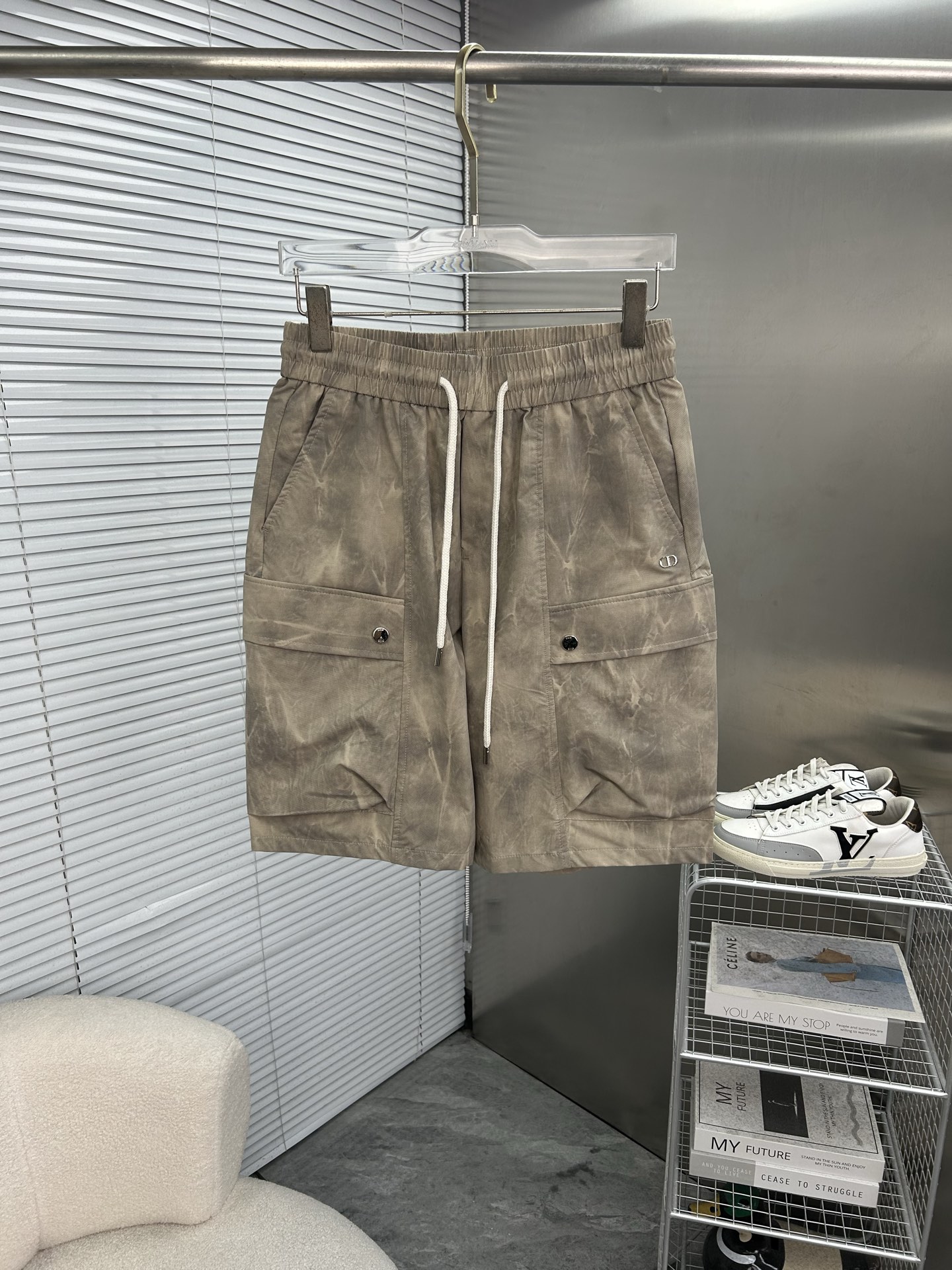 NO:918853,DIOR Dior 26ss new summer men's casual work shorts, American retro [complete with three standards] advanced customized summer-specific technical quick-drying breathable fabric, high breathability and comfort, impeccable details, customized development of accessories, what you see is what you get, reflecting high quality. It feels delicate and soft!  Three-dimensional cutting, simple and fashionable, and the upper body shape is awesome!  Size M-4XL (shipped next day),,dior,dior,shorts,19860909DIOR迪奥 26ss夏季新款男士休闲工装短裤 美式复古【三标齐全】高级定制夏季专用科技速干透气面料 透气舒适度高,细节无可挑剔,辅料定制开发,所见即所得,体现高品质.手感细腻柔软！立体裁剪,简单时尚,上身版型超赞！码数M-4XL（隔天出货）,,dior,dior,shorts,,Men's clothing