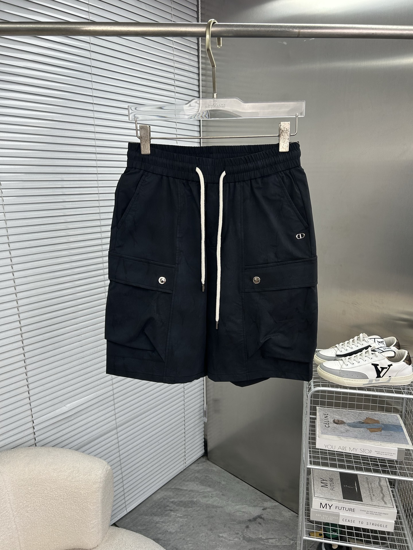 NO:937117,DIOR Dior 26ss new summer men's casual work shorts, American retro [complete with three standards] advanced customized summer-specific technical quick-drying breathable fabric, high breathability and comfort, impeccable details, customized development of accessories, what you see is what you get, reflecting high quality. It feels delicate and soft!  Three-dimensional cutting, simple and fashionable, and the upper body shape is awesome!  Size M-4XL (shipped next day),,dior,dior,shorts,19860909DIOR迪奥 26ss夏季新款男士休闲工装短裤 美式复古【三标齐全】高级定制夏季专用科技速干透气面料 透气舒适度高,细节无可挑剔,辅料定制开发,所见即所得,体现高品质.手感细腻柔软！立体裁剪,简单时尚,上身版型超赞！码数M-4XL（隔天出货）,,dior,dior,shorts,,Men's clothing