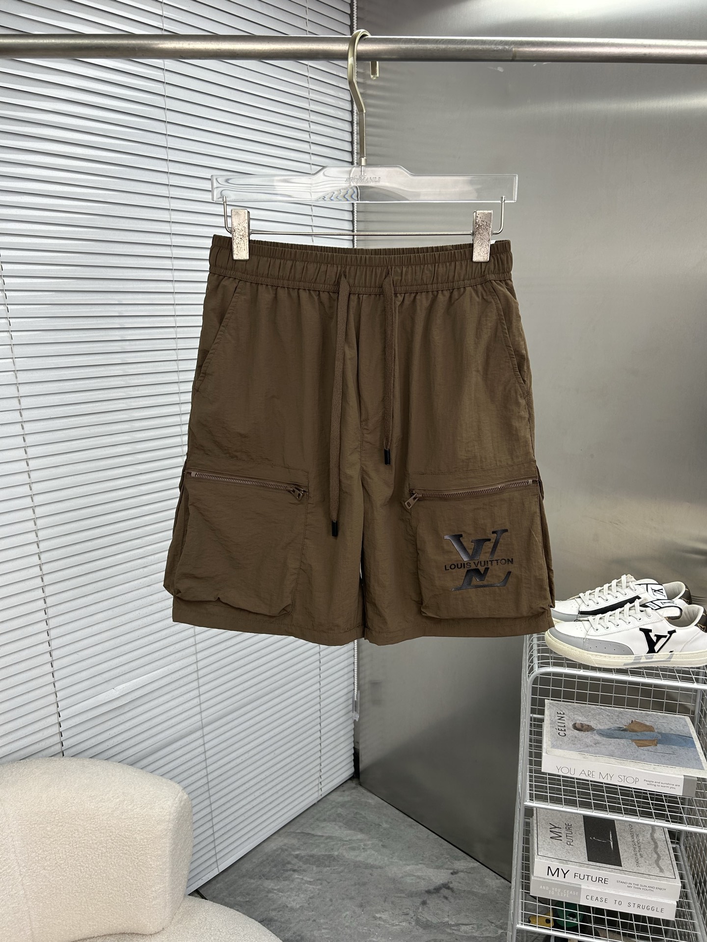 NO:910689,LV Louis Vuitton 26ss new summer men's casual work shorts, American retro [complete with three standards] advanced customized summer-specific technical quick-drying breathable fabric, high breathability and comfort, impeccable details, customized development of accessories, what you see is what you get, reflecting high quality. It feels delicate and soft!  Three-dimensional cutting, simple and fashionable, and the upper body shape is awesome!  Size M-4XL (next day shipping),,louis vuitton,louis vuitton,shorts,19860909LV路易威登 26ss夏季新款男士休闲工装短裤 美式复古【三标齐全】高级定制夏季专用科技速干透气面料 透气舒适度高,细节无可挑剔,辅料定制开发,所见即所得,体现高品质.手感细腻柔软！立体裁剪,简单时尚,上身版型超赞！码数M-4XL（隔天出货）,,louis vuitton,louis vuitton,shorts,,Men's clothing