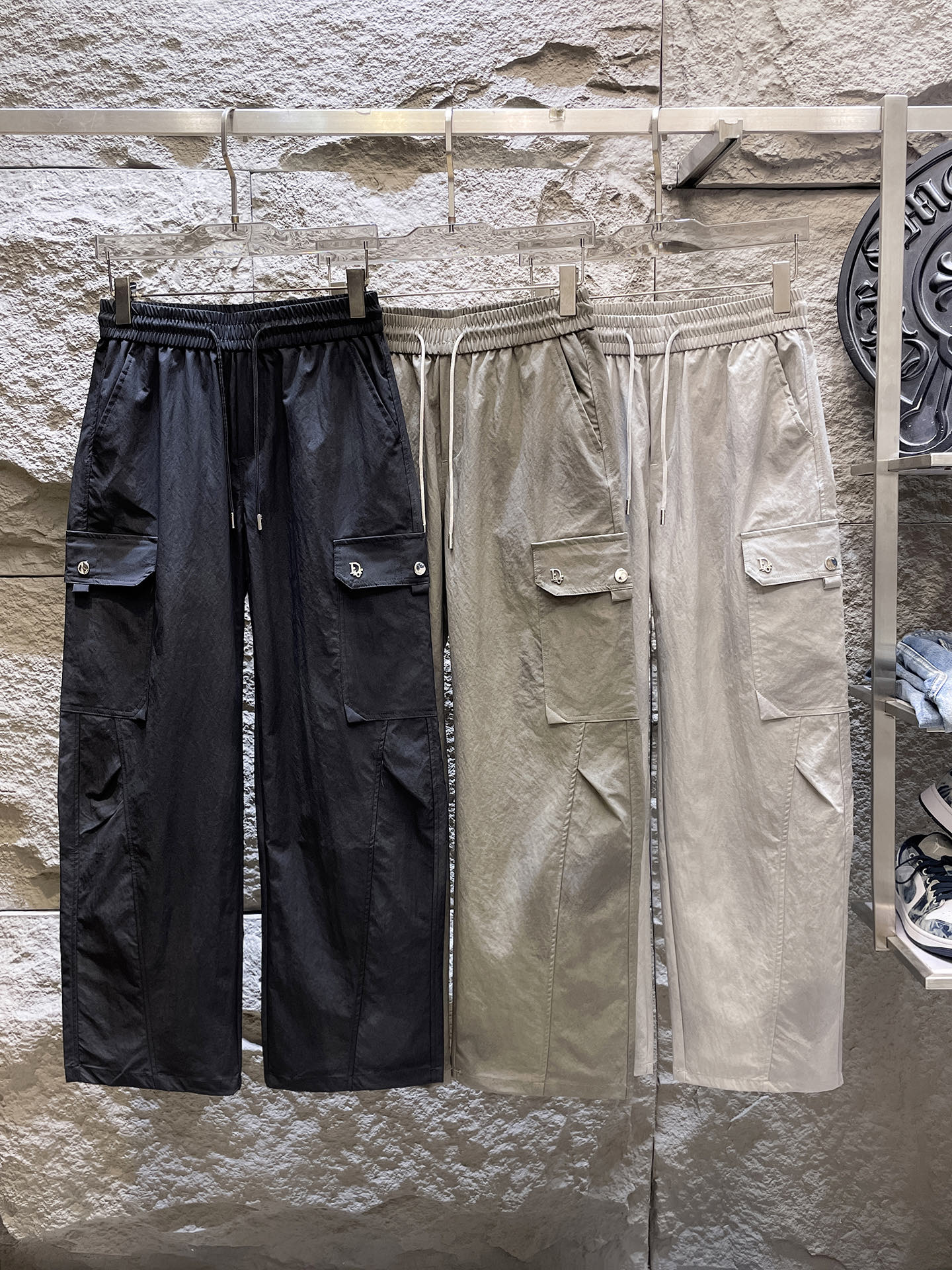 NO:910731,DIOR Dior 26ss summer new men's casual workwear casual trousers, American retro [three standards complete] advanced customized summer-specific technical breathable fabric, high breathability and comfort, impeccable details, customized development of accessories, what you see is what you get, reflecting high quality. It feels delicate and soft!  Three-dimensional cutting, simple and fashionable, and the upper body shape is awesome!  Size M-4XL (shipped next day),,dior,dior,19860909DIOR迪奥 26ss夏季新款男士休闲工装休闲裤长裤 美式复古【三标齐全】高级定制夏季专用科技透气面料 透气舒适度高,细节无可挑剔,辅料定制开发,所见即所得,体现高品质.手感细腻柔软！立体裁剪,简单时尚,上身版型超赞！码数M-4XL（隔天出货）,,dior,dior,,Men's clothing