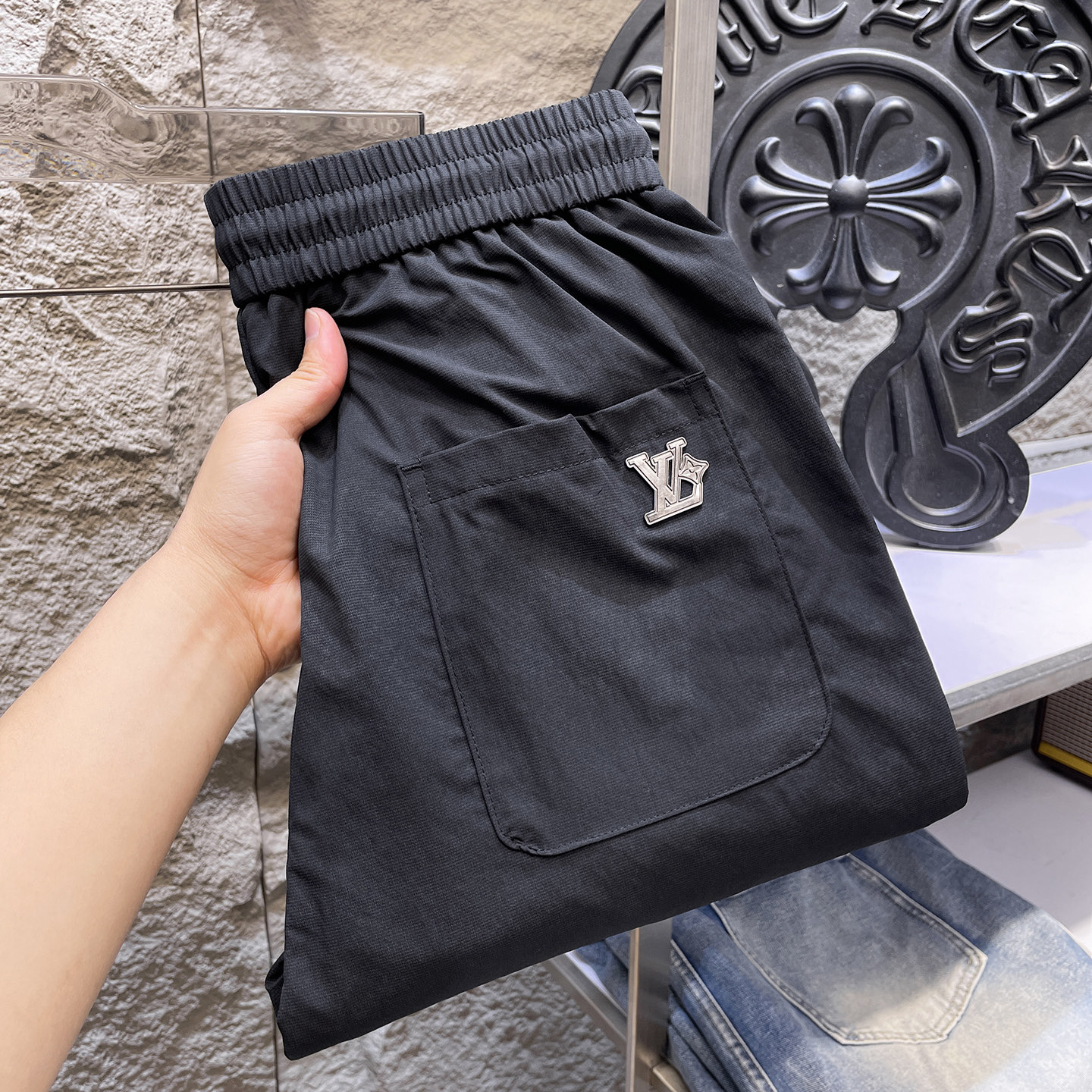 NO:863368,LV Louis Vuitton 26ss summer new men's casual workwear casual trousers, American retro [three standards complete] advanced custom summer-specific technical breathable fabric, high breathability and comfort, impeccable details, custom development of accessories, what you see is what you get, reflecting high quality. It feels delicate and soft!  Three-dimensional cutting, simple and fashionable, and the upper body shape is awesome!  Size 29-36, no 35 (shipped next day),, louis vuitton, louis vuitton,19860909LV路易威登 26ss夏季新款男士休闲工装休闲裤长裤 美式复古【三标齐全】高级定制夏季专用科技透气面料 透气舒适度高,细节无可挑剔,辅料定制开发,所见即所得,体现高品质.手感细腻柔软！立体裁剪,简单时尚,上身版型超赞！码数29-36,无35（隔天出货）,,louis vuitton,louis vuitton,,Men's clothing