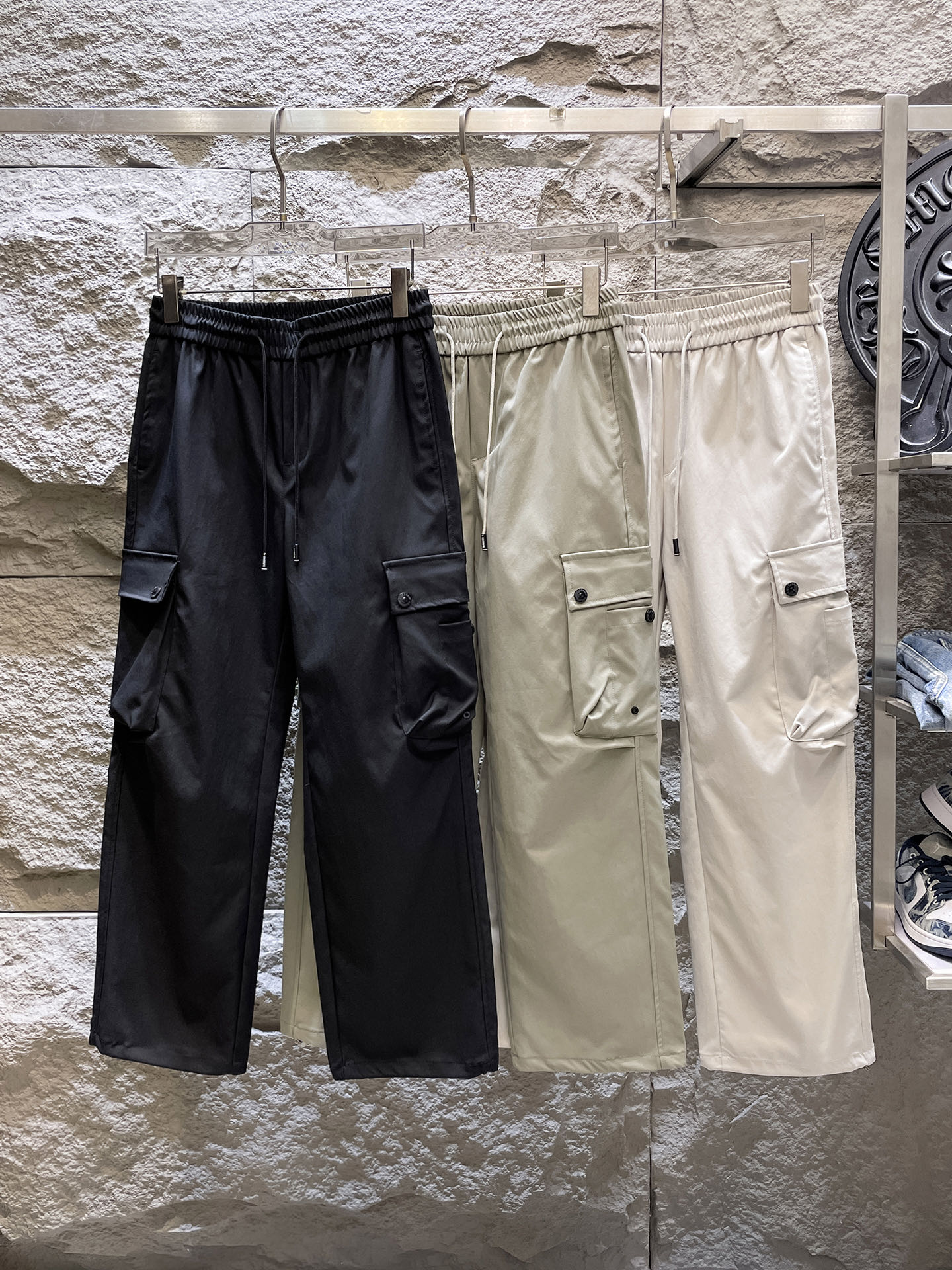 NO:910683,BURBERRY 26ss summer new men's casual workwear casual pants, American retro [three standards complete] advanced custom-made summer-specific technical breathable fabrics with high breathability and comfort, impeccable details, customized development of accessories, what you see is what you get, reflecting high quality. It feels delicate and soft!  Three-dimensional cutting, simple and fashionable, and the upper body shape is awesome!  Size M-4XL (shipped next day),,burberry,burberry,19860909BURBERRY巴宝莉 26ss夏季新款男士休闲工装休闲裤长裤 美式复古【三标齐全】高级定制夏季专用科技透气面料 透气舒适度高,细节无可挑剔,辅料定制开发,所见即所得,体现高品质.手感细腻柔软！立体裁剪,简单时尚,上身版型超赞！码数M-4XL（隔天出货）,,burberry,burberry,,Men's clothing