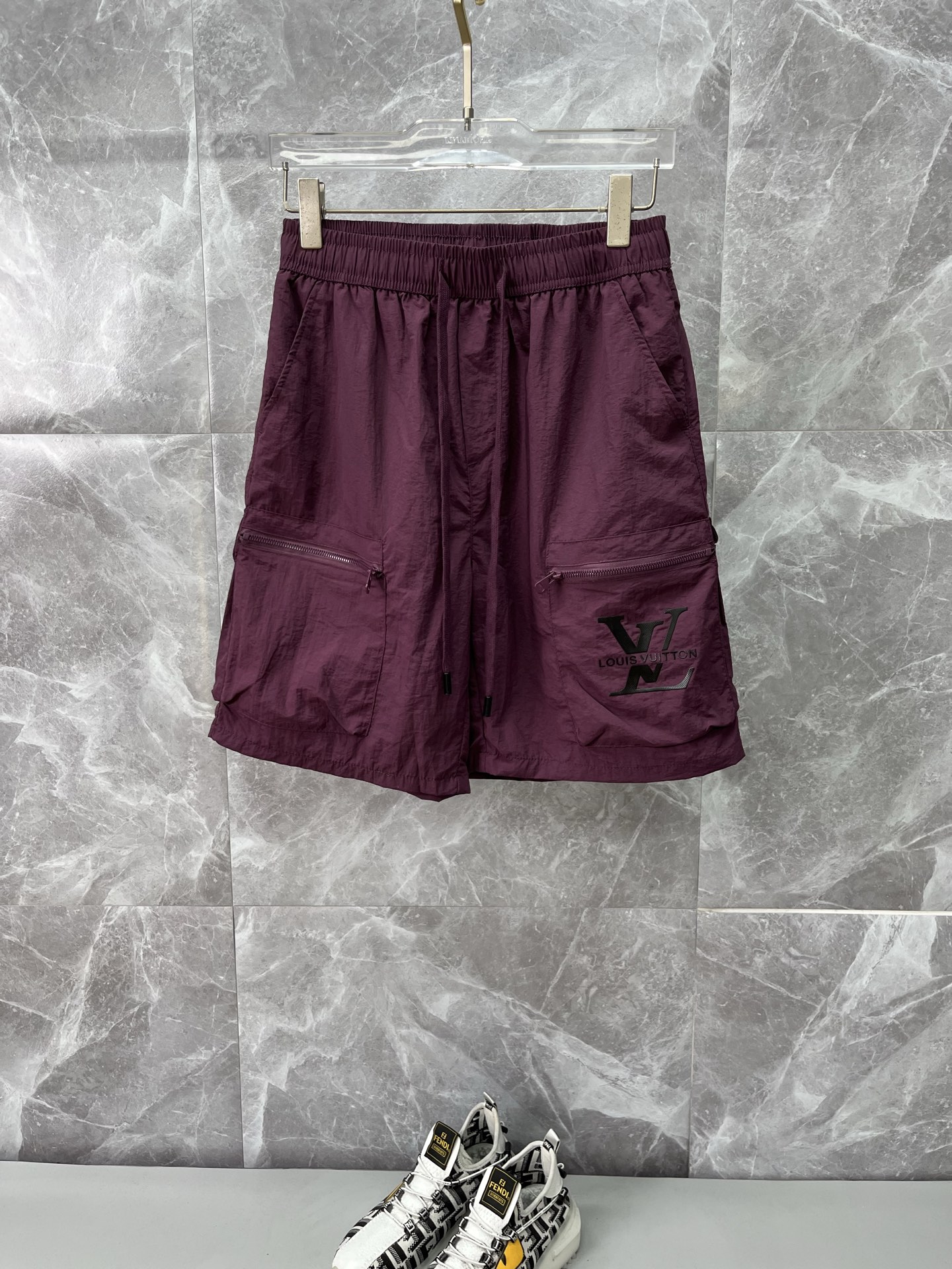 NO:926905,LV Louis Vuitton 26ss new summer men's casual work shorts, American retro [complete with three standards] advanced customized summer-specific technical quick-drying breathable fabric, high breathability and comfort, impeccable details, customized development of accessories, what you see is what you get, reflecting high quality. It feels delicate and soft!  Three-dimensional cutting, simple and fashionable, and the upper body shape is awesome!  Size M-4XL (next day shipping),,louis vuitton,louis vuitton,shorts,19860909LV路易威登 26ss夏季新款男士休闲工装短裤 美式复古【三标齐全】高级定制夏季专用科技速干透气面料 透气舒适度高,细节无可挑剔,辅料定制开发,所见即所得,体现高品质.手感细腻柔软！立体裁剪,简单时尚,上身版型超赞！码数M-4XL（隔天出货）,,louis vuitton,louis vuitton,shorts,,Men's clothing