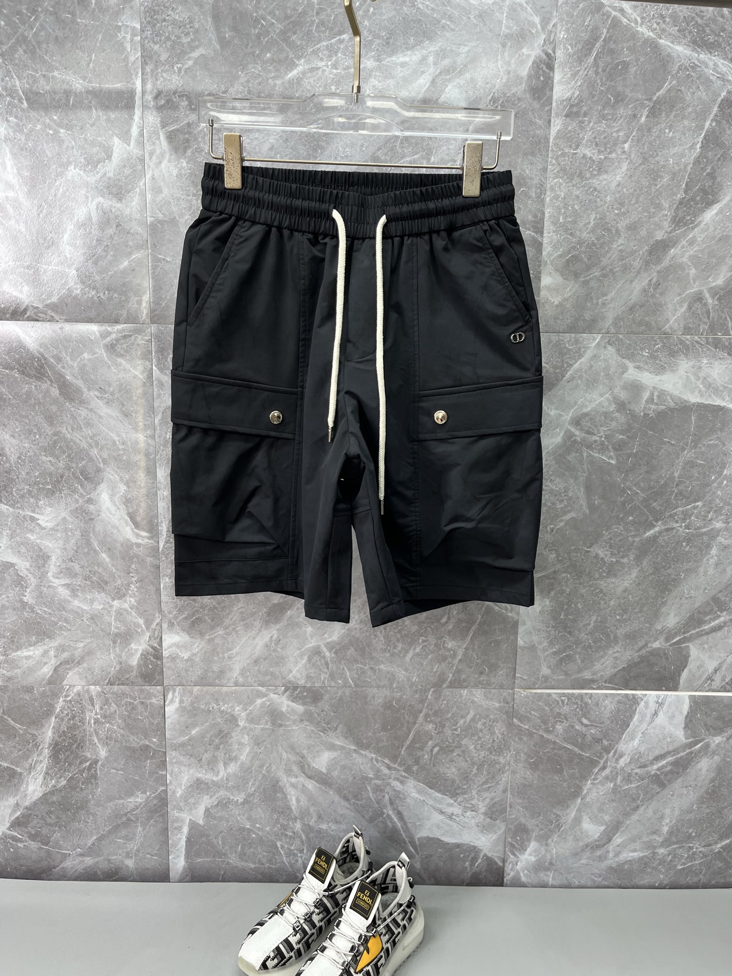 NO:839014,DIOR Dior 26ss new summer men's casual work shorts, American retro [complete with three standards] advanced customized summer-specific technical quick-drying breathable fabric, high breathability and comfort, impeccable details, customized development of accessories, what you see is what you get, reflecting high quality. It feels delicate and soft!  Three-dimensional cutting, simple and fashionable, and the upper body shape is awesome!  Size M-4XL (shipped next day),,dior,dior,shorts,19860909DIOR迪奥 26ss夏季新款男士休闲工装短裤 美式复古【三标齐全】高级定制夏季专用科技速干透气面料 透气舒适度高,细节无可挑剔,辅料定制开发,所见即所得,体现高品质.手感细腻柔软！立体裁剪,简单时尚,上身版型超赞！码数M-4XL（隔天出货）,,dior,dior,shorts,,Men's clothing