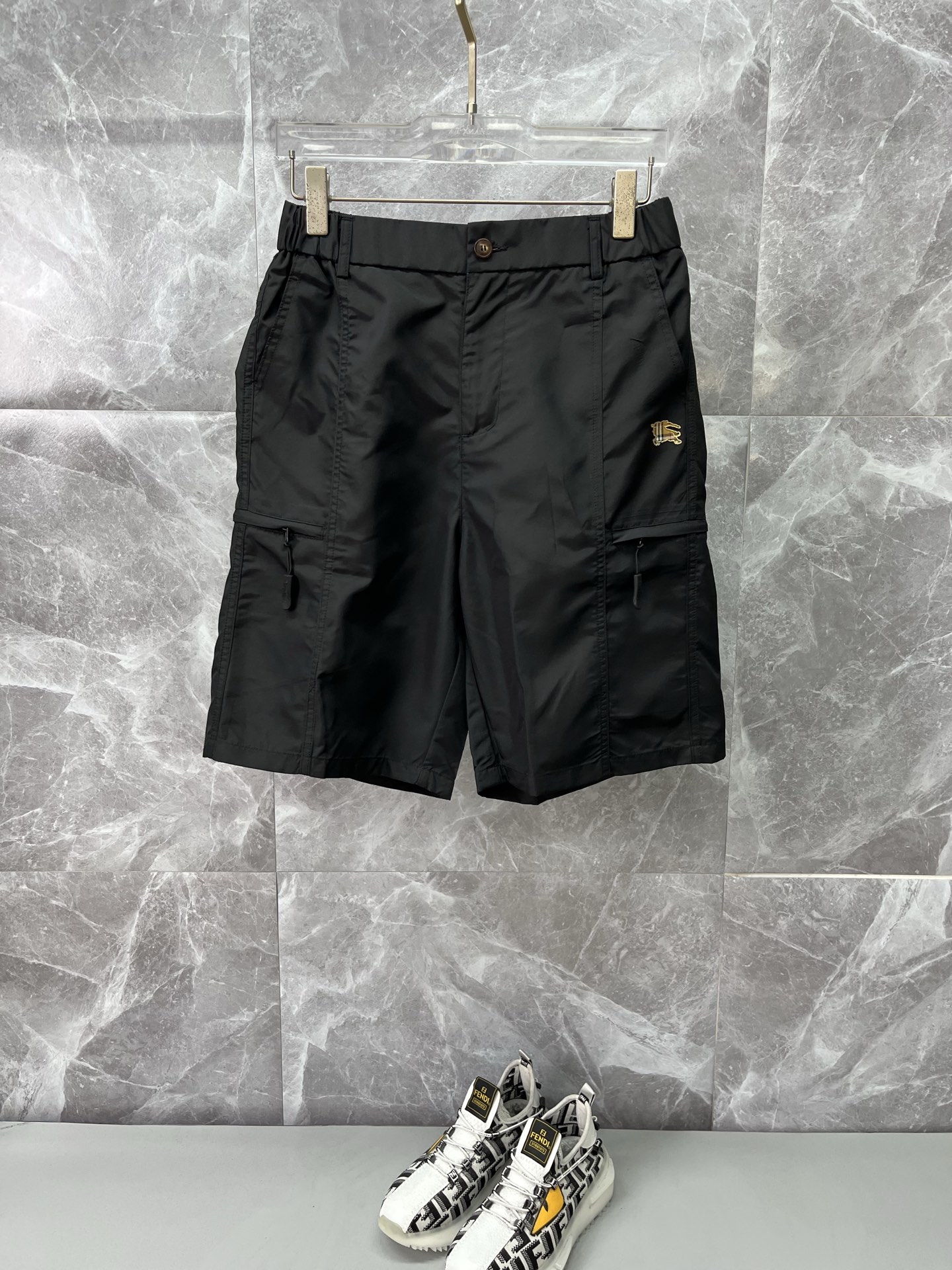 NO:839024,BURBERRY Burberry 26ss new summer men's casual work shorts, American retro [complete with three standards] advanced customized summer-specific technology quick-drying breathable fabric, high breathability and comfort, impeccable details, customized development of accessories, what you see is what you get, reflecting high quality. It feels delicate and soft!  Three-dimensional cutting, simple and fashionable, and the upper body shape is awesome!  Size M-4XL (shipped next day),,burberry,burberry,shorts,19860909BURBERRY巴宝莉 26ss夏季新款男士休闲工装短裤 美式复古【三标齐全】高级定制夏季专用科技速干透气面料 透气舒适度高,细节无可挑剔,辅料定制开发,所见即所得,体现高品质.手感细腻柔软！立体裁剪,简单时尚,上身版型超赞！码数M-4XL（隔天出货）,,burberry,burberry,shorts,,Men's clothing